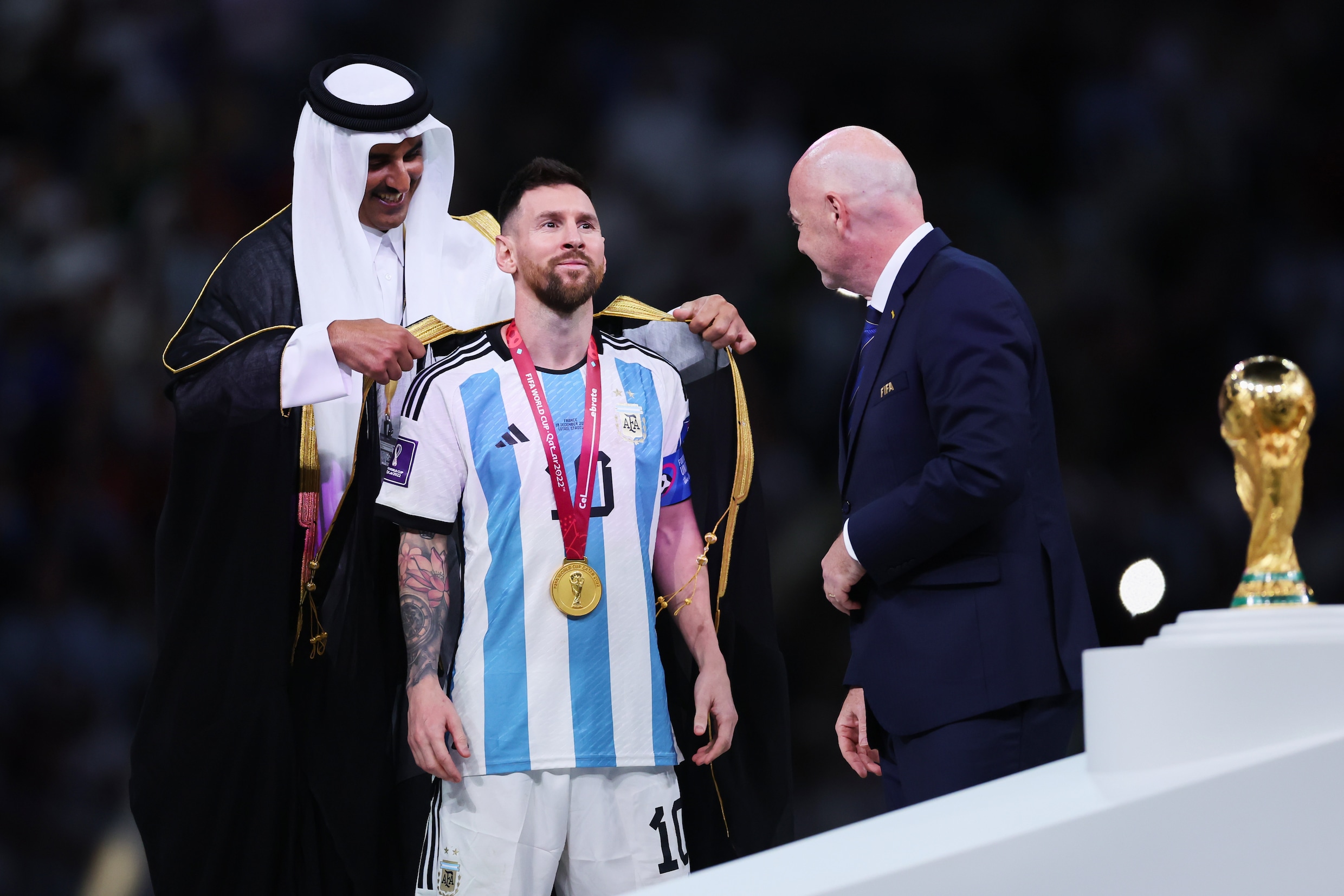 Lionel Messi zet kroon op carrière en loodst Argentinië in zinderende finale naar wereldtitel