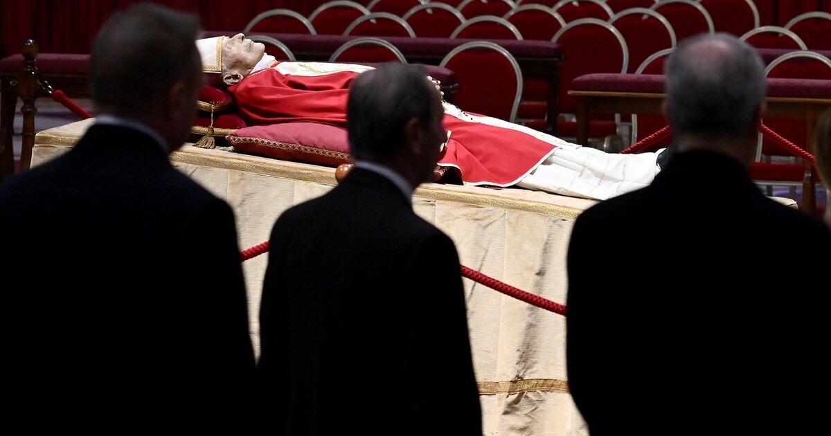 Publiek brengt laatste groet aan overleden paus emeritus Benedictus XVI ...