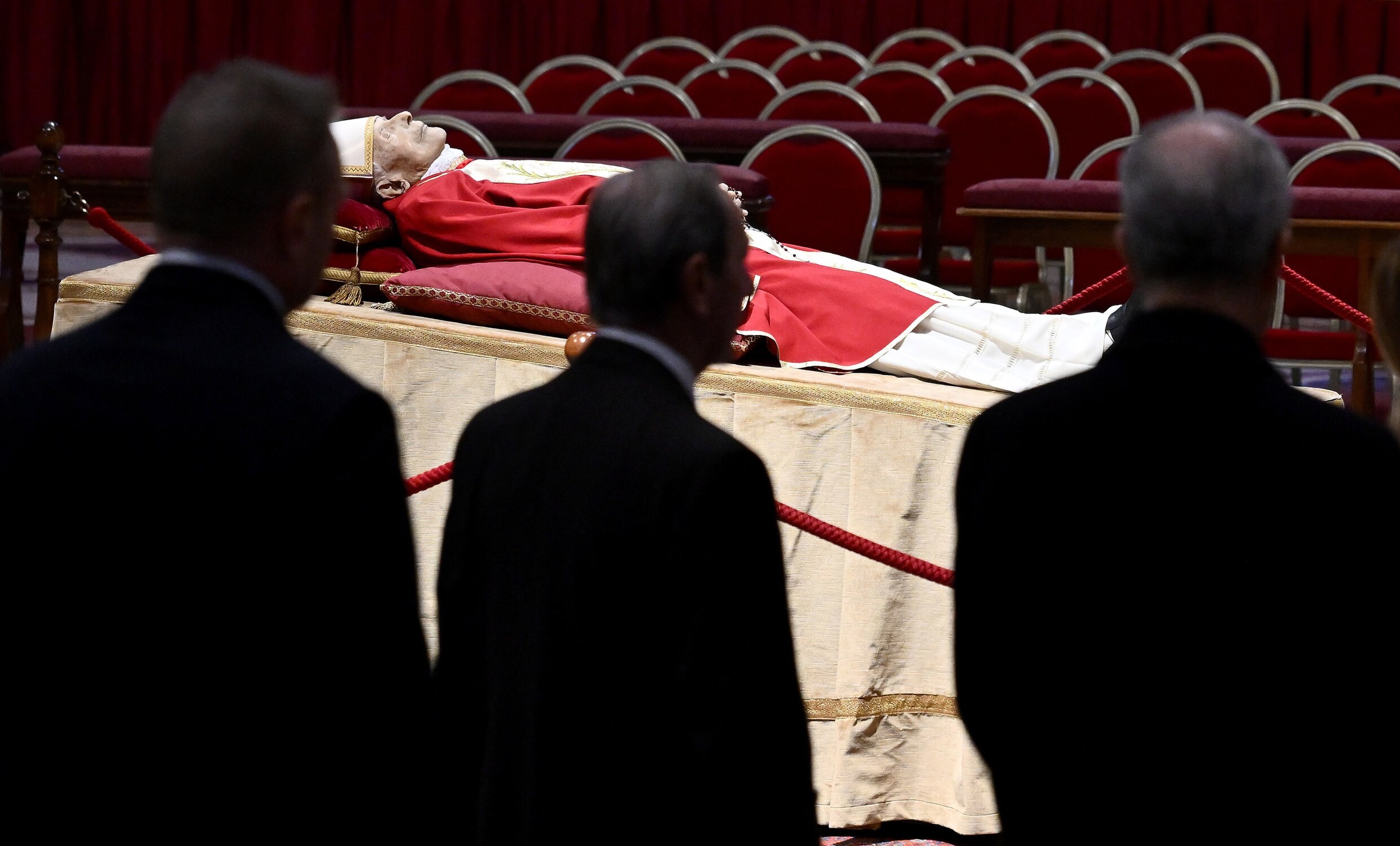 Publiek brengt laatste groet aan overleden paus emeritus Benedictus XVI ...