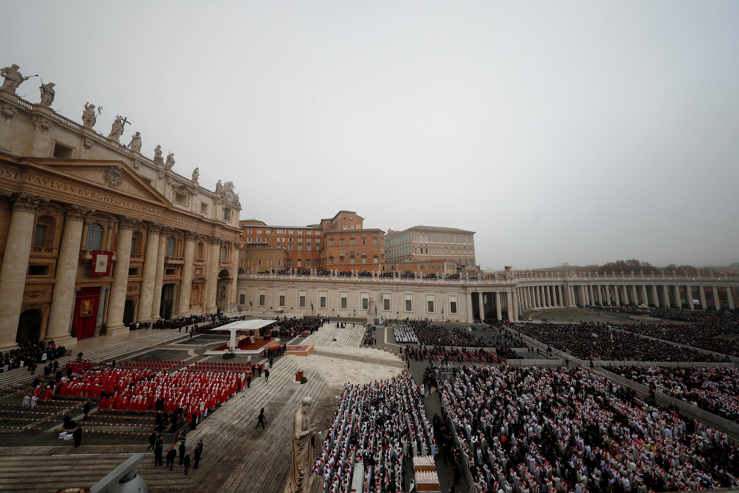 Lichaam emeritus paus Benedictus XVI te ruste gelegd in crypte Sint ...