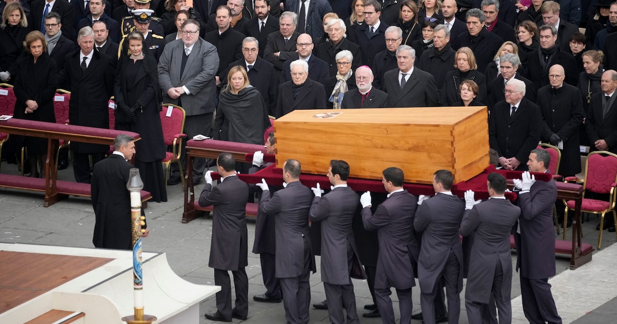 Lichaam emeritus paus Benedictus XVI te ruste gelegd in crypte Sint ...