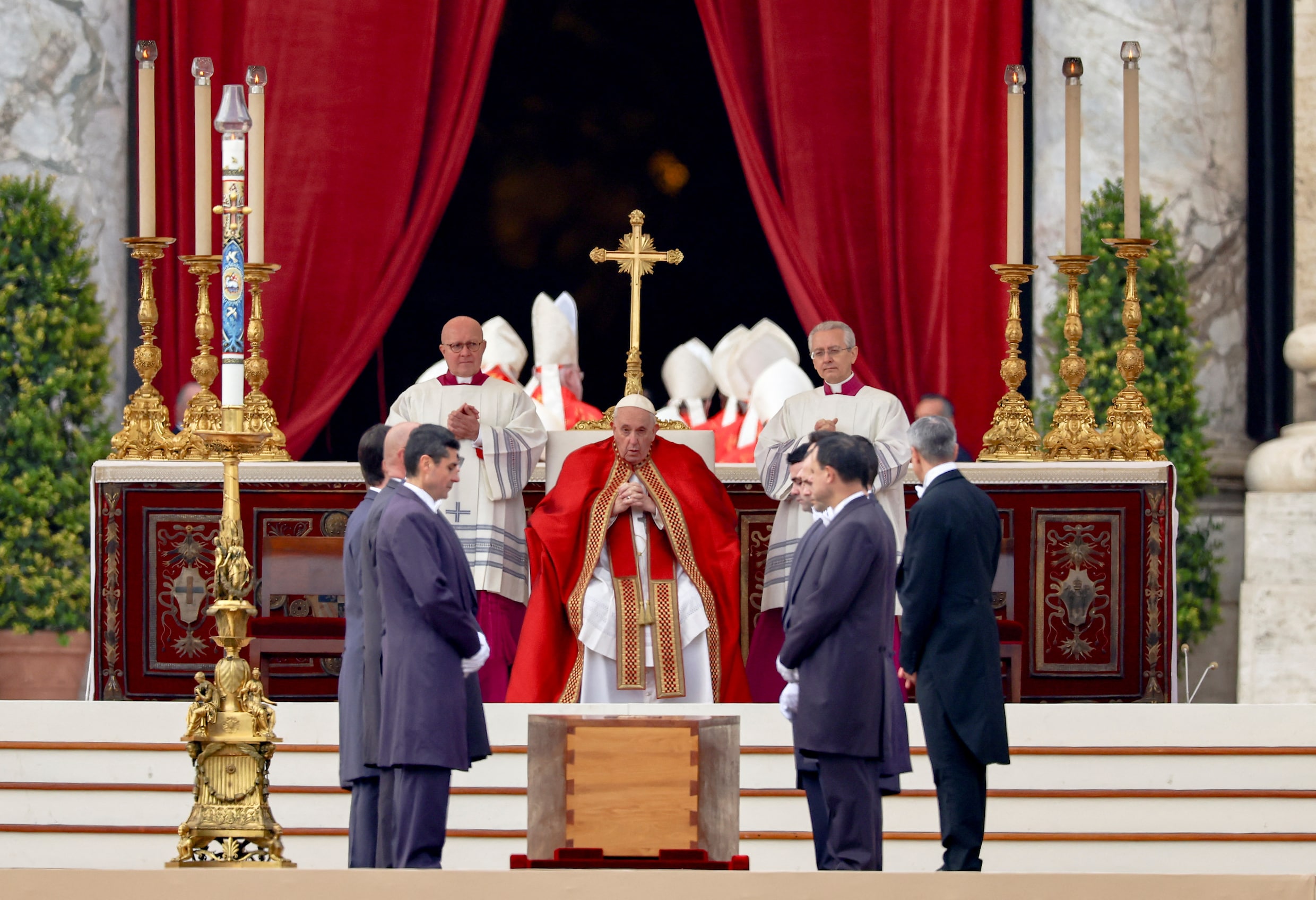 Lichaam emeritus paus Benedictus XVI te ruste gelegd in crypte Sint ...