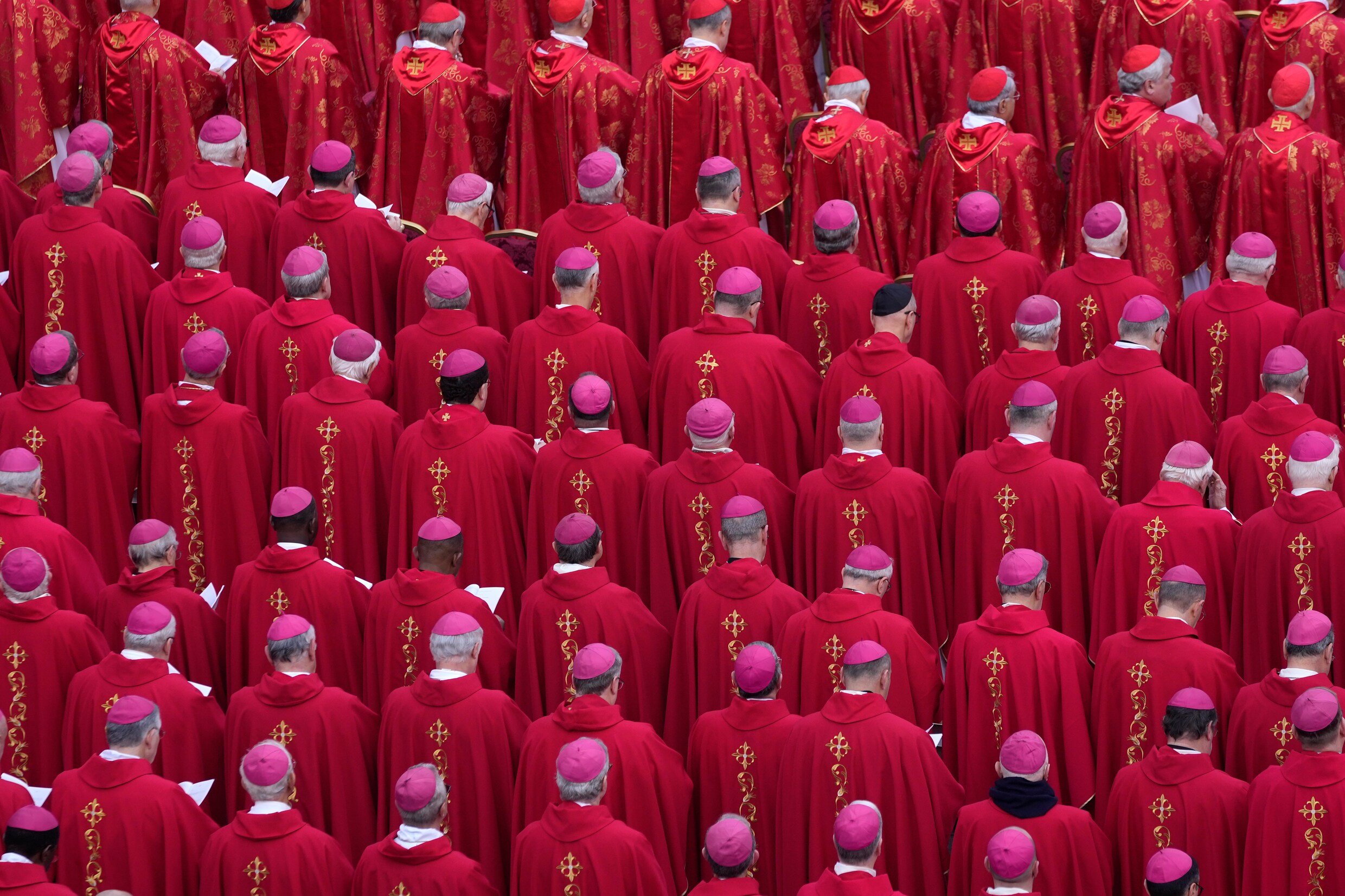 Laatste groet aan Benedictus XVI, de paus die de mijter voortijdig ...
