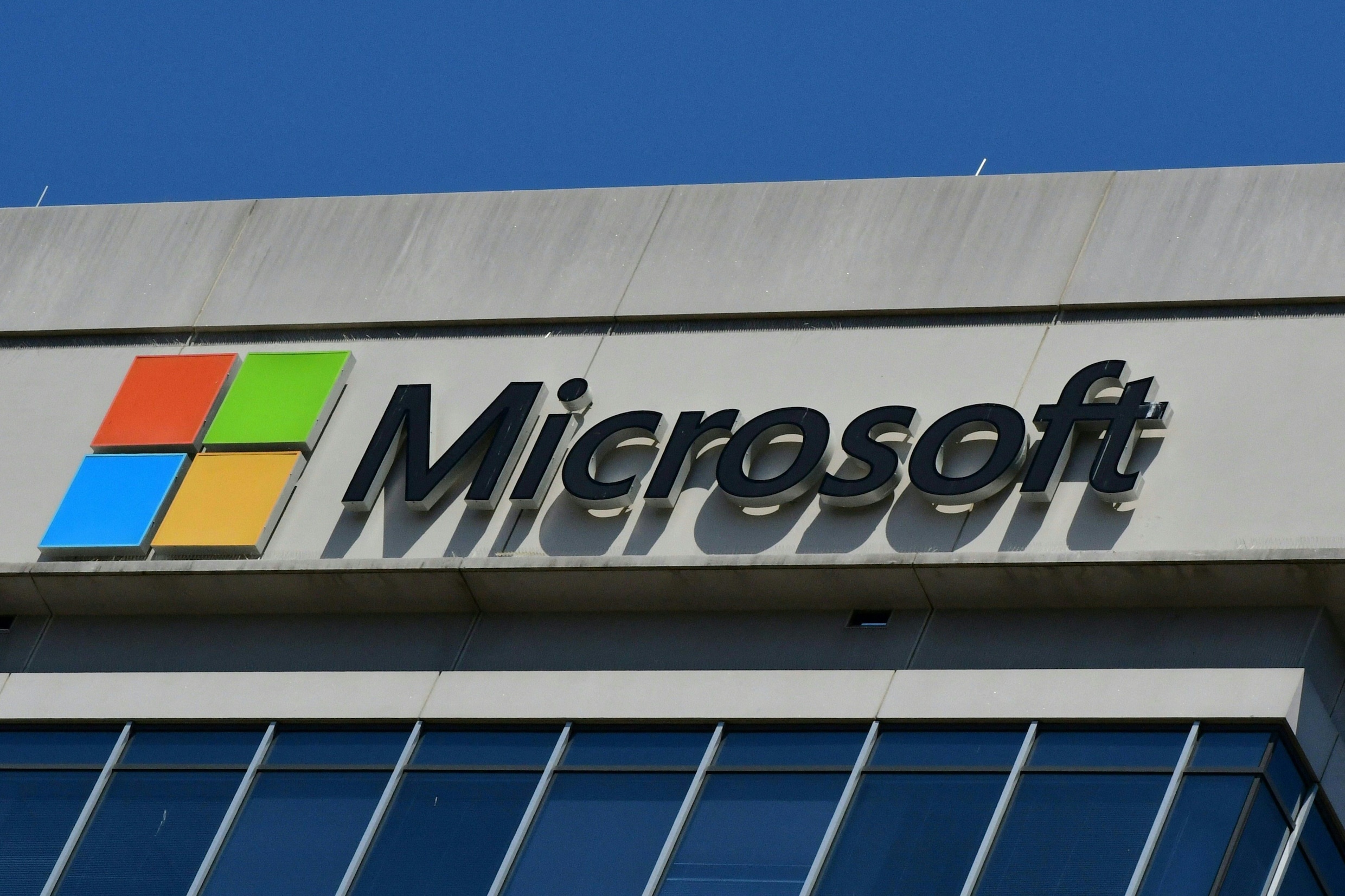 Microsoft gaat 10.000 werknemers ontslaan om kosten terug te dringen en zet in op artificiële intelligentie