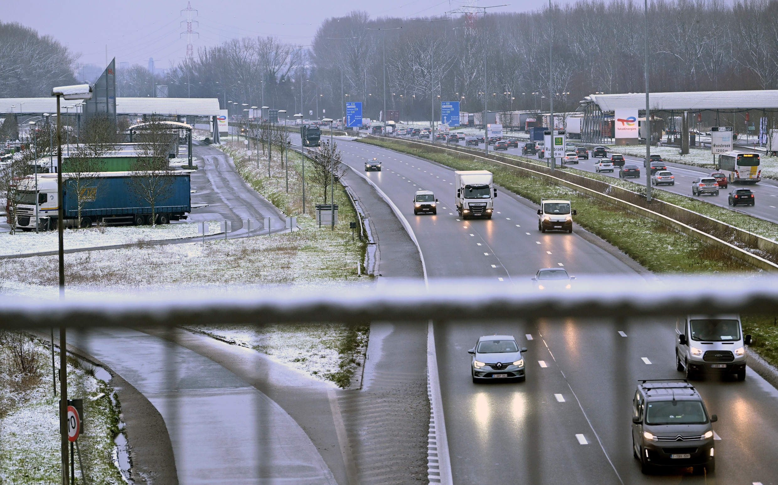 Wegen en Verkeer waarschuwt voor gladde wegen en fietspaden | De Morgen
