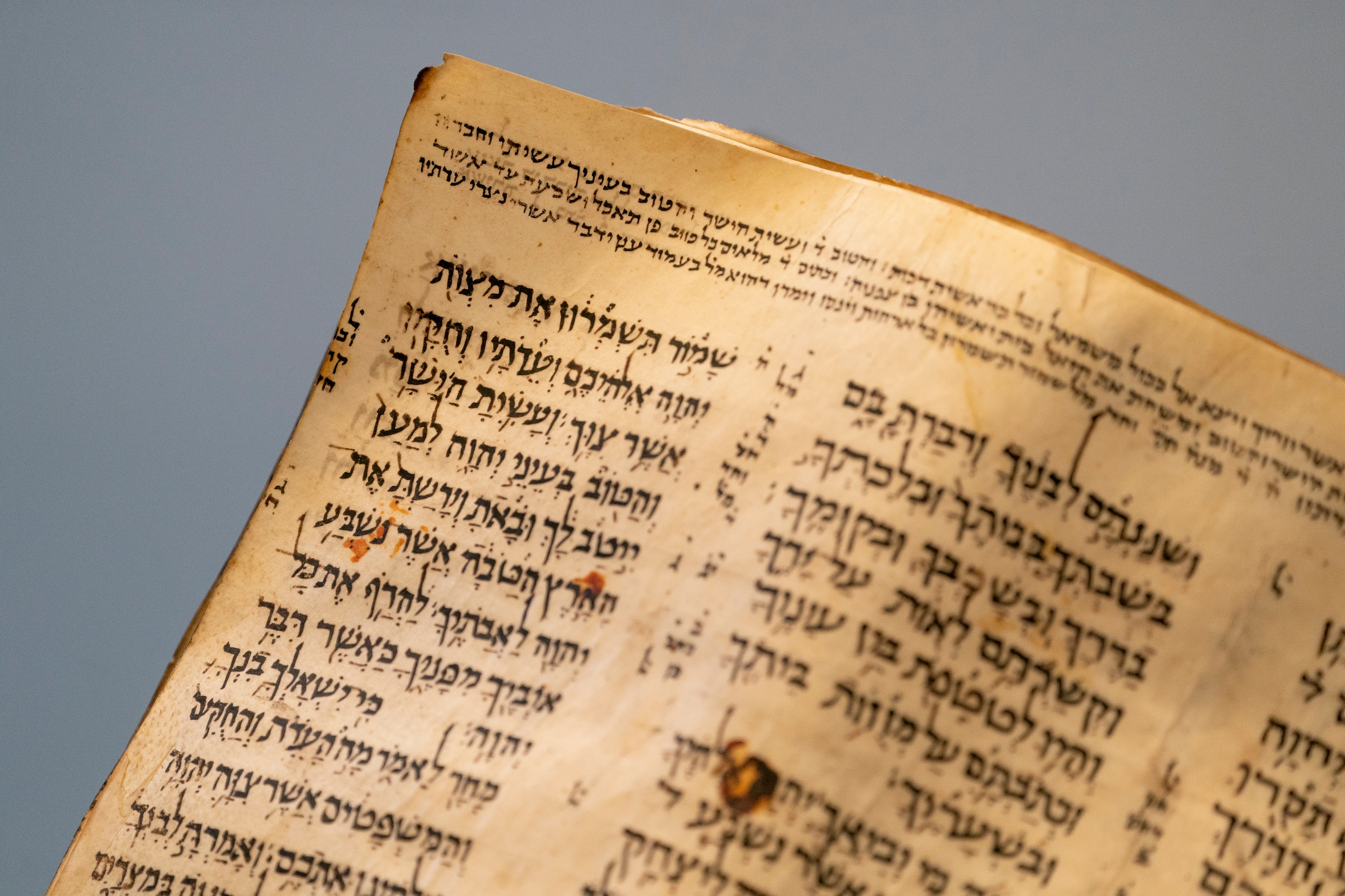 Het oudste, bijna complete manuscript van de Hebreeuwse Bijbel is ...