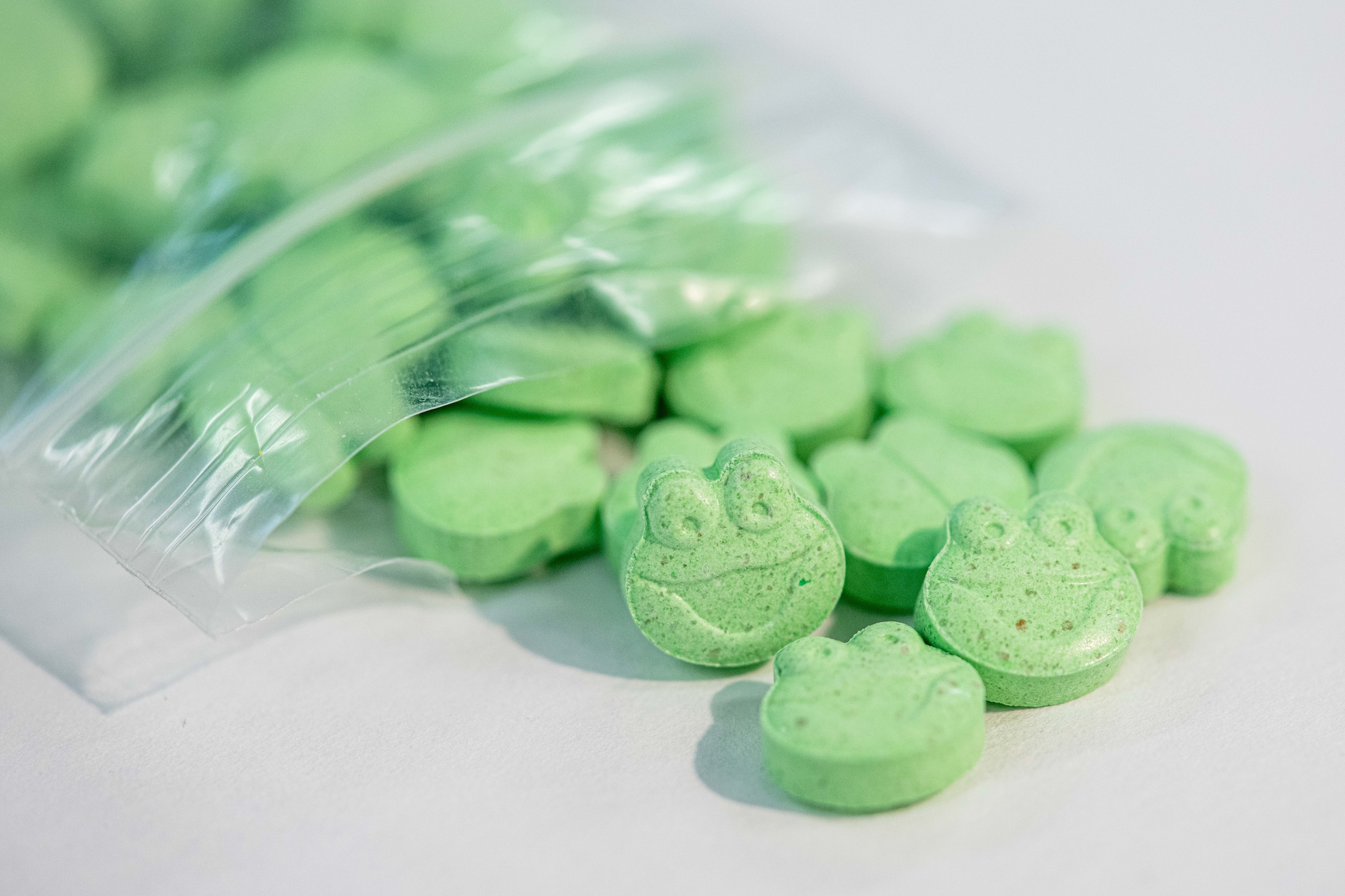 Waarom experten adviseren om therapie met MDMA ‘zo snel mogelijk’ in te ...