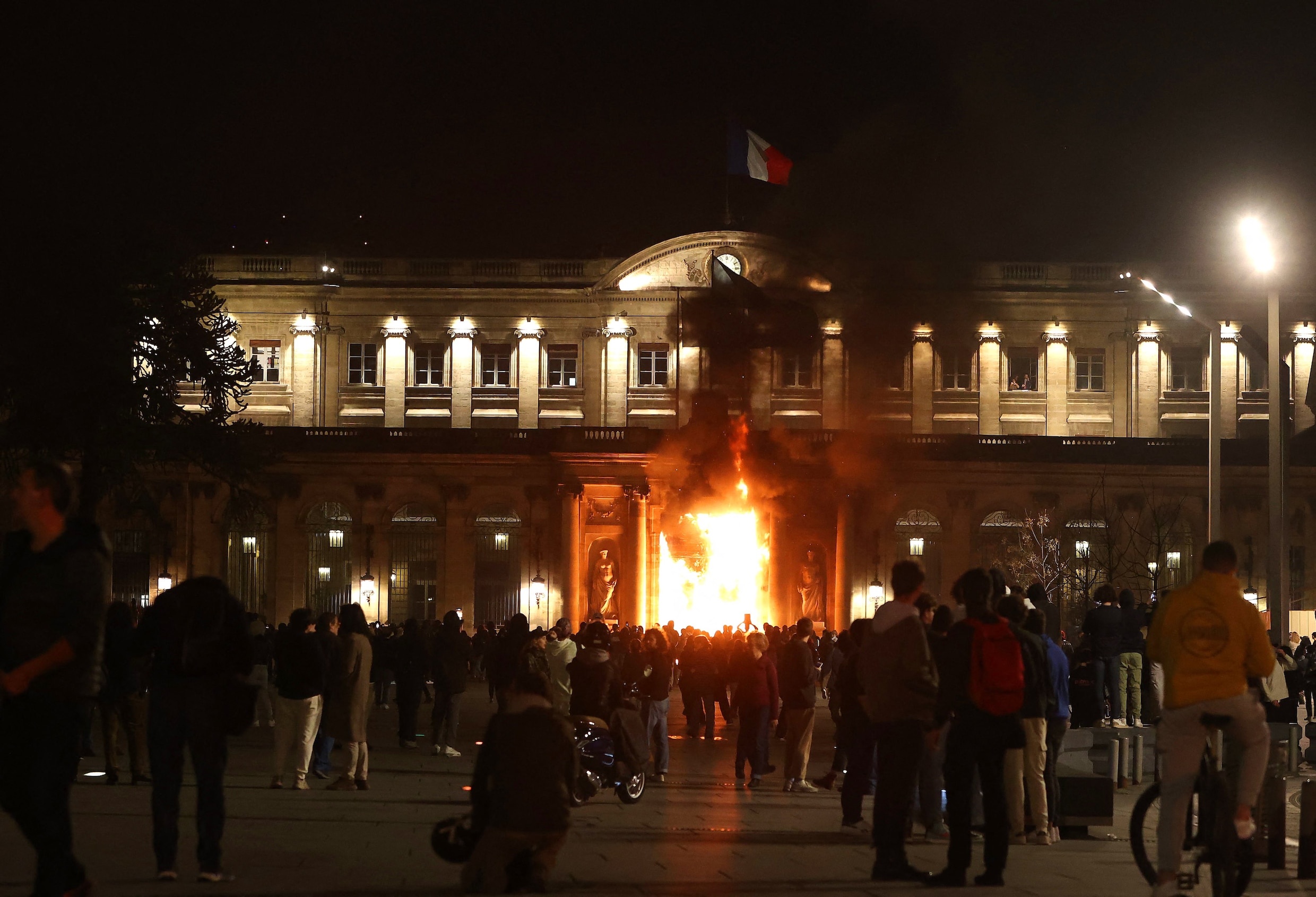 ▶ Brandstichting aan stadhuis Bordeaux bij Franse protesten: monumentale ingang gaat in vlammen op