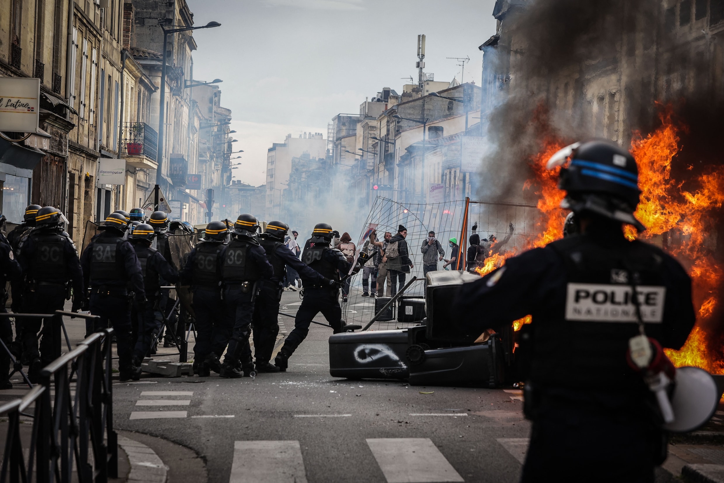 Het kan nog verschillende kanten op': waarom de rellen in Frankrijk ook goed kunnen uitdraaien voor Macron | De Morgen