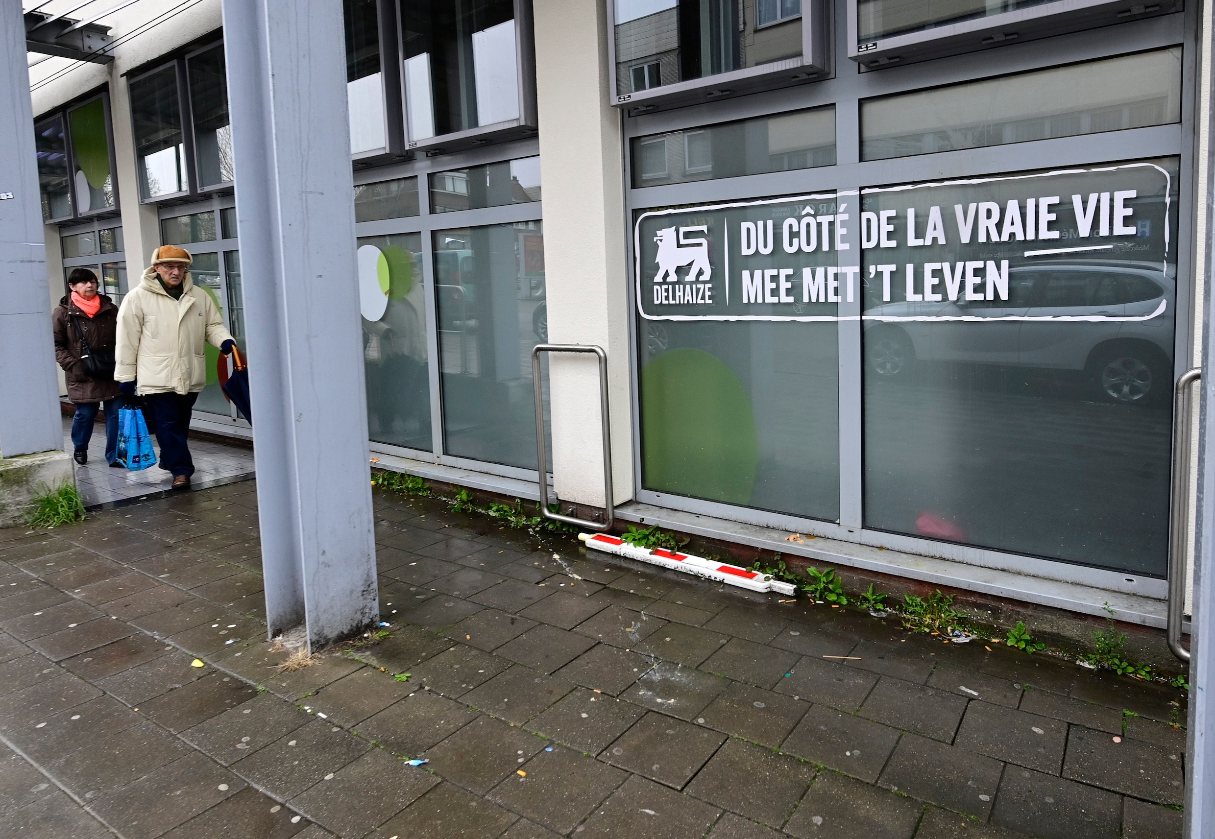 Activisten Dumpen Motorolie Voor Vijf Winkels Van Delhaize In Brussel ...