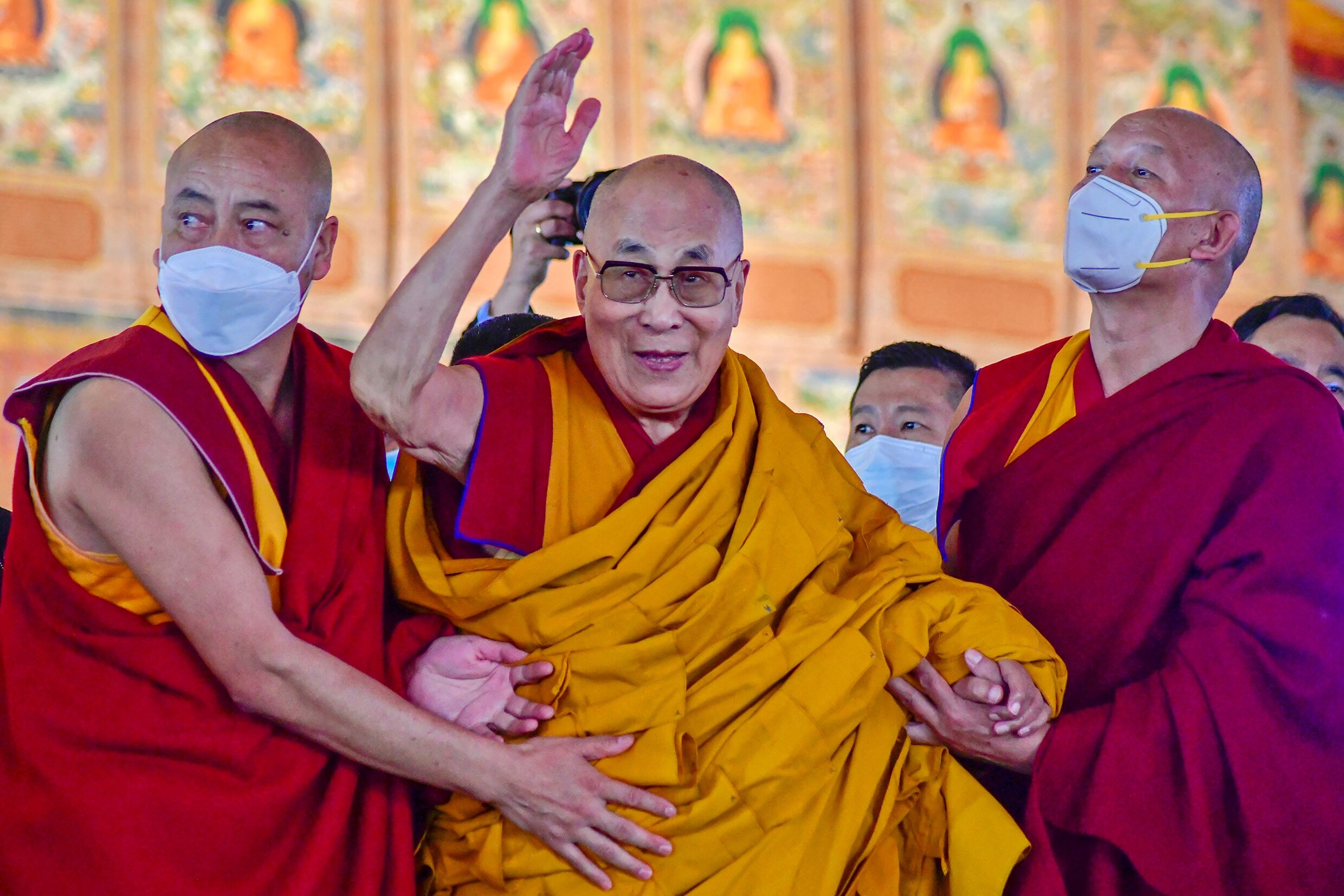 Dalai lama die jongetje vroeg om aan zijn tong te zuigen betuigt spijt ...