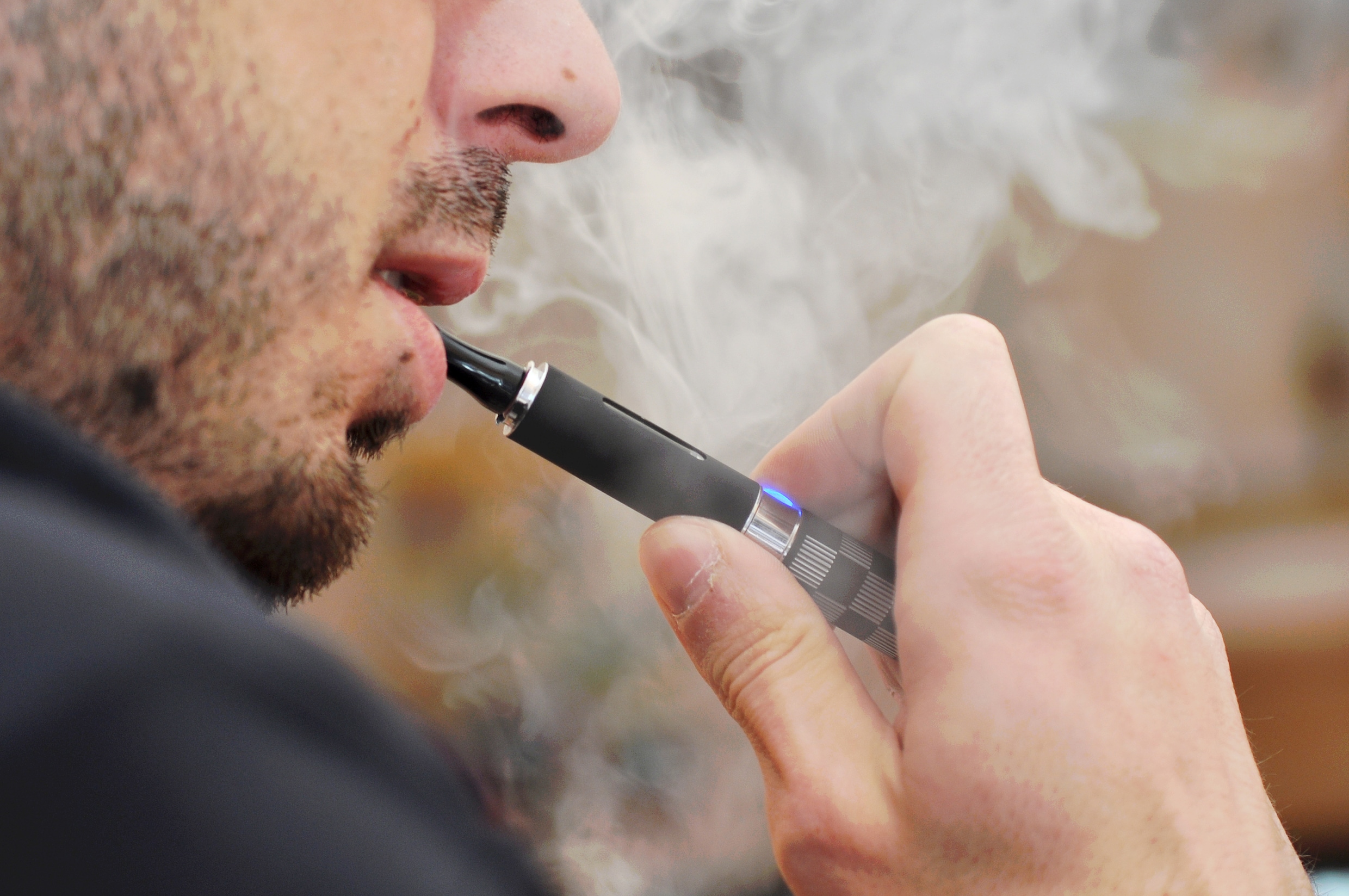 Moeten we de noodklok luiden over vapen? Oncoloog over kanker, nicotine en  waarom smaakjes zo gevaarlijk zijn