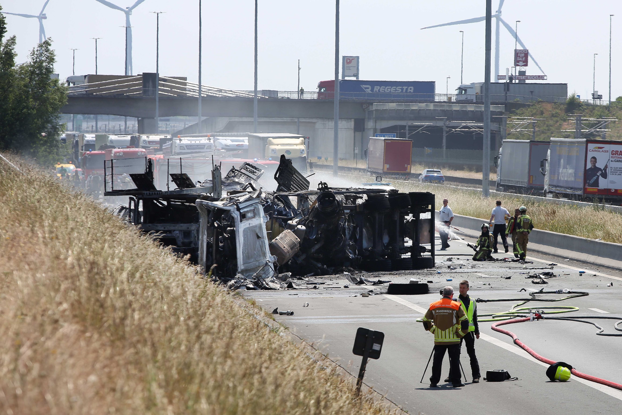Na botsing van tankwagens op E19 opnieuw een ongeval in staart van file: ‘Richting Breda vermijden’