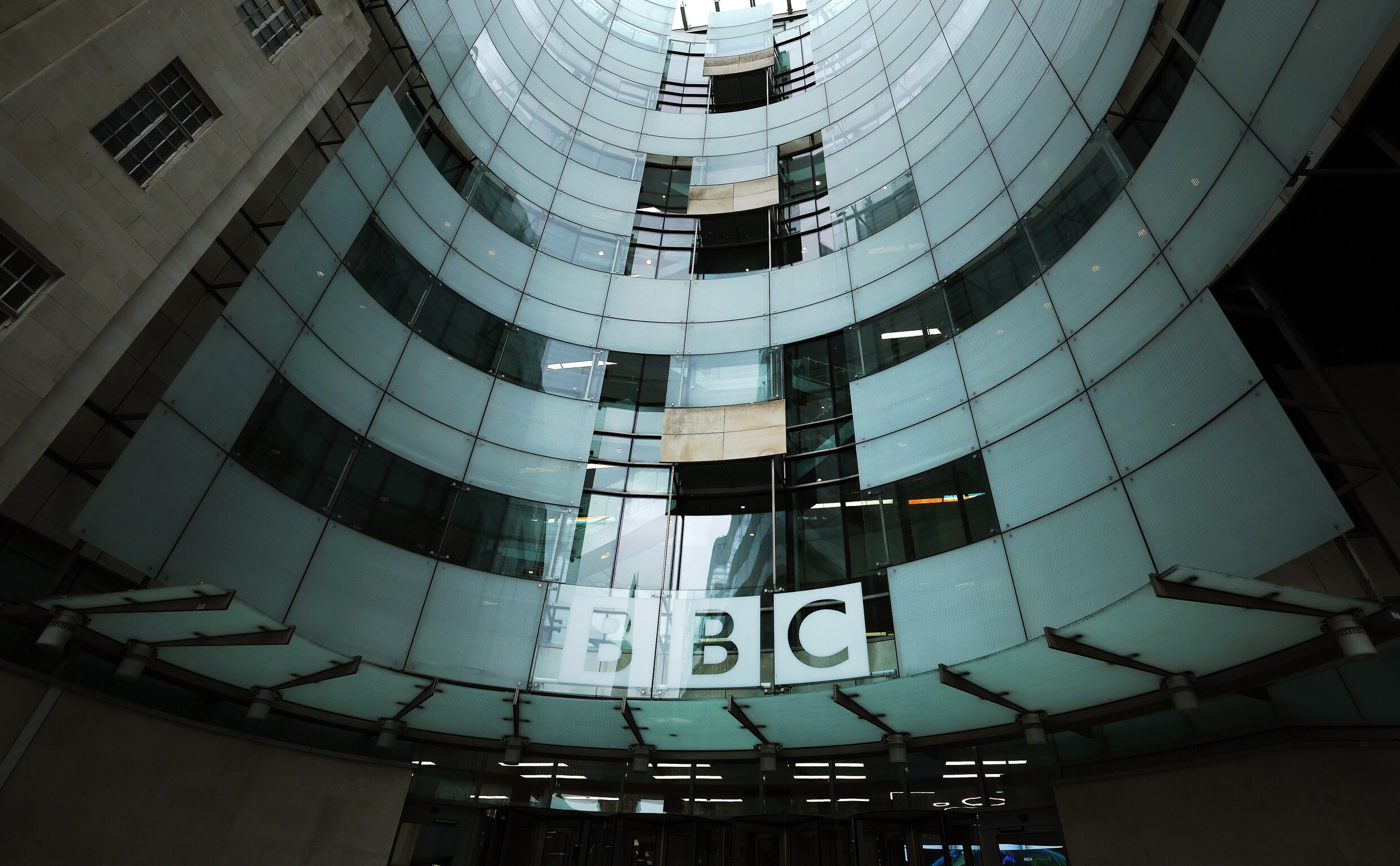 BBC schorst presentator die tiener betaalde voor seksueel getinte foto’s
