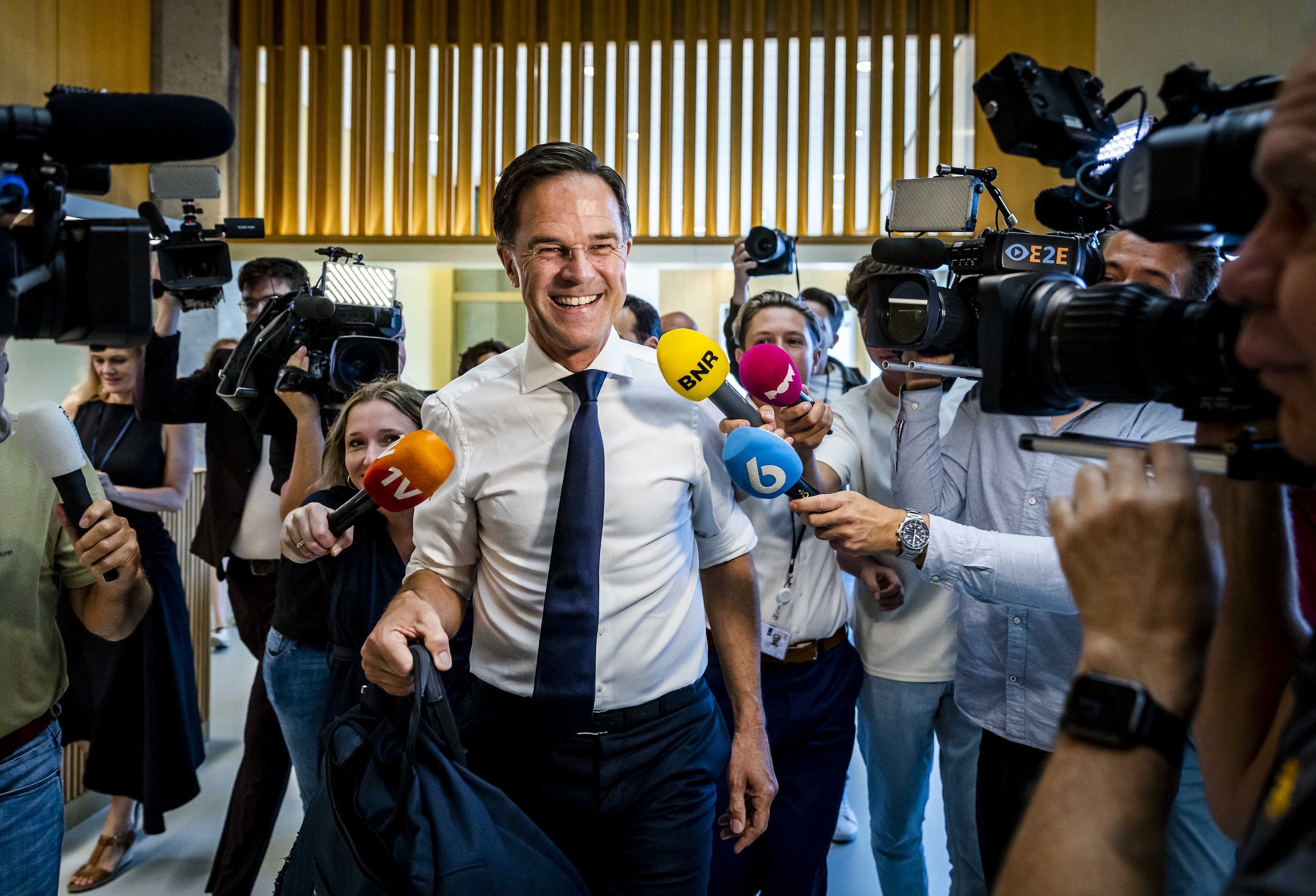 Nederlandse premier Mark Rutte kondigt ‘met gemengde gevoelens en niet ...