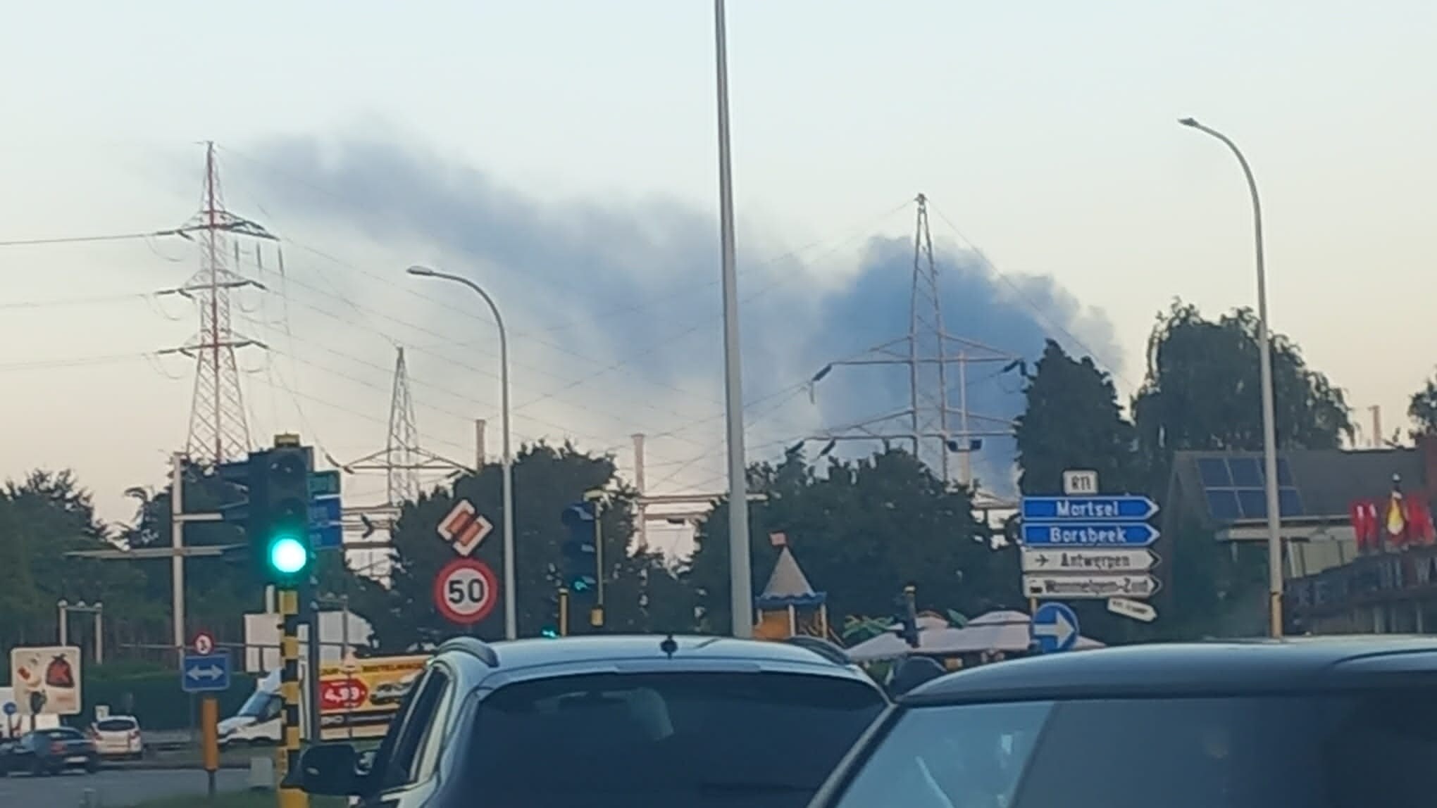 Brandweer waarschuwt voor asbest na hevige brand in magazijn in Ranst ...