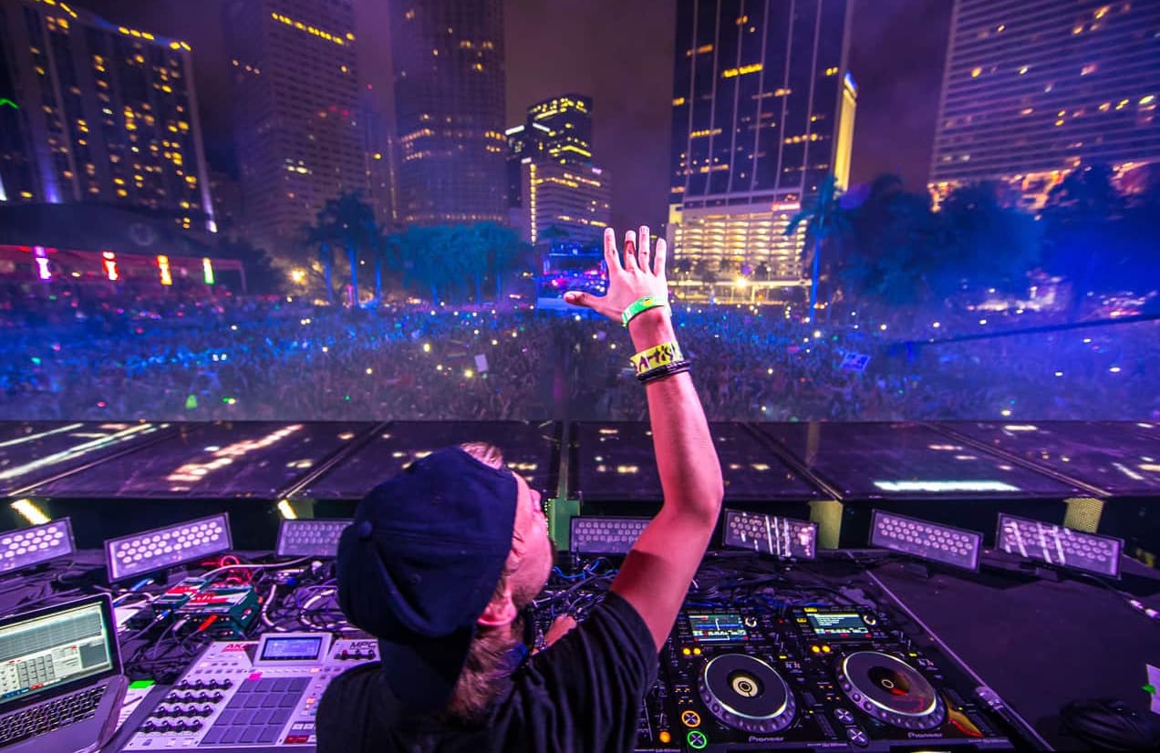 Avicii's zoektocht naar zielenrust zou hem uiteindelijk het leven kosten:  het verhaal achter de hit 'Wake Me Up' | De Morgen