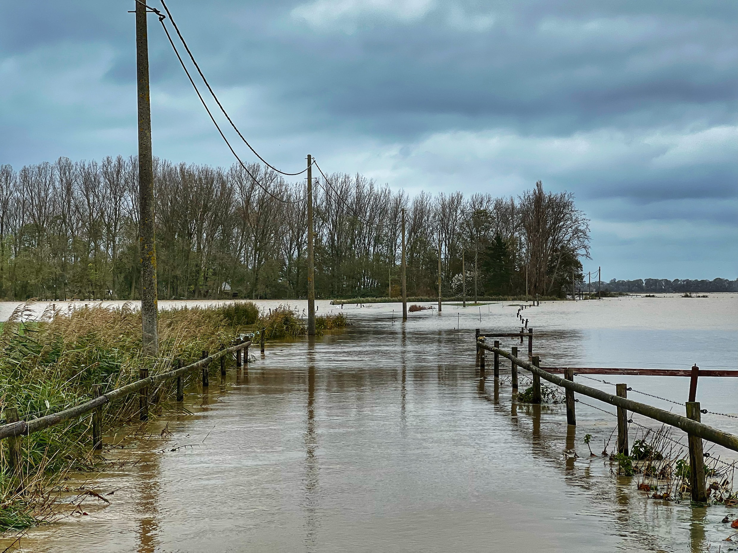 ‘Blijf best binnen’: West-Vlaams gouverneur waarschuwt voor overstromingen, 25 woningen preventief geëvacueerd