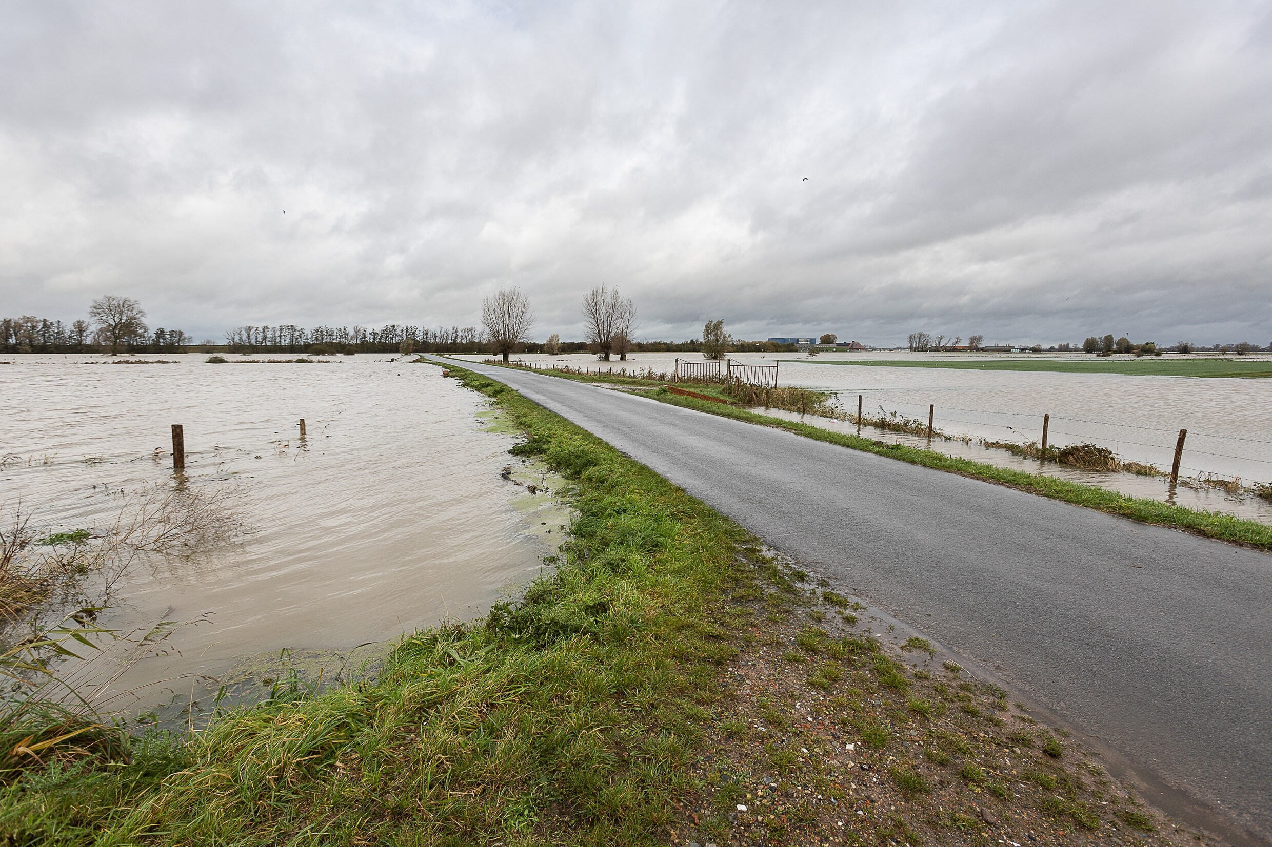 Deze beelden tonen omvang van wateroverlast in de Westhoek | De Morgen