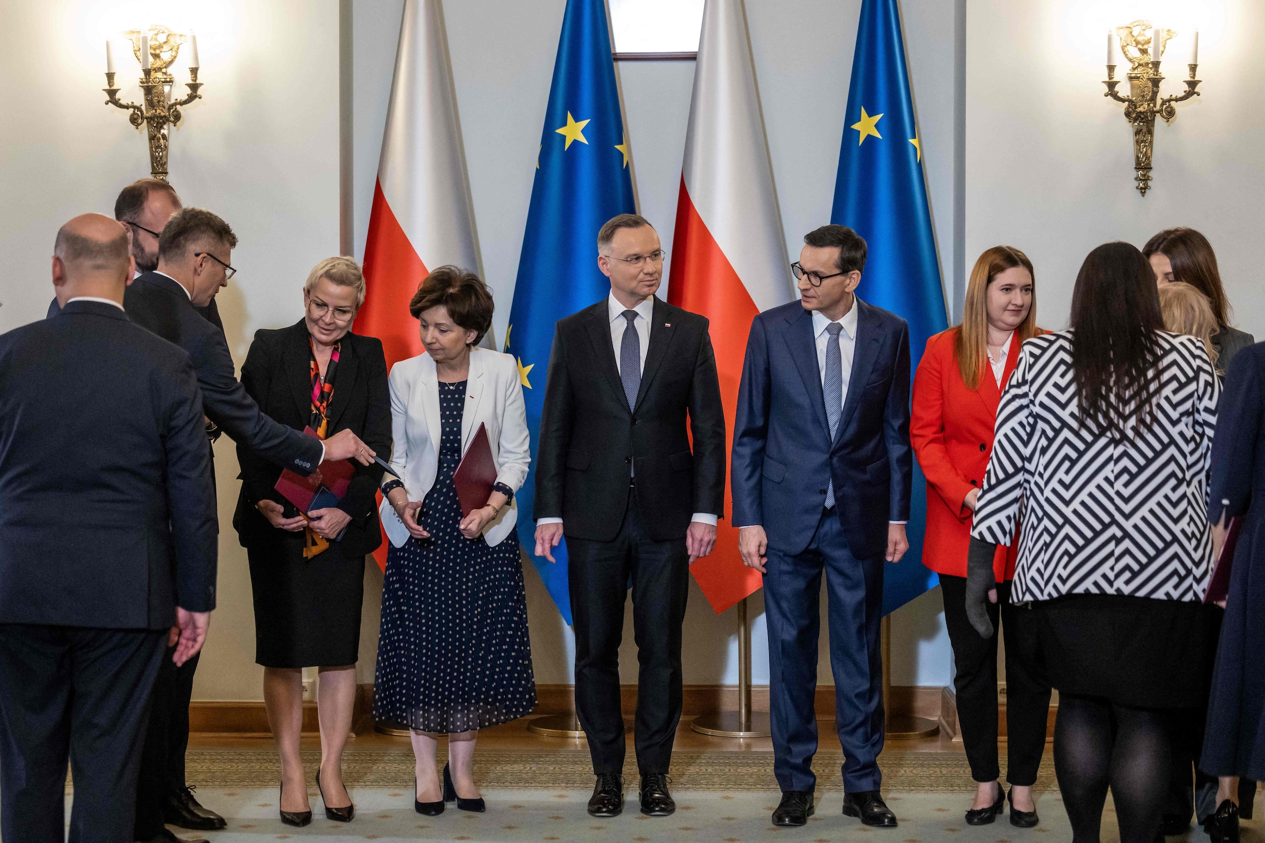 Nieuwe conservatieve regering zonder meerderheid ingezworen in Polen ...