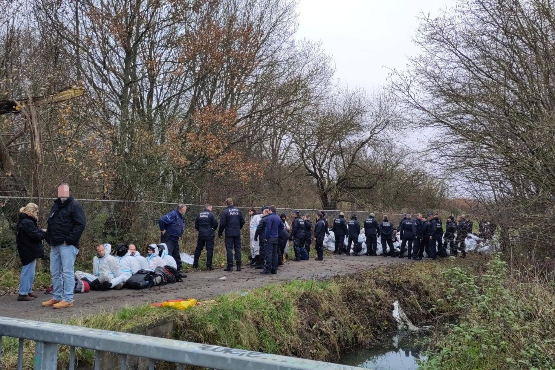 350 actievoerders van Code Rood gearresteerd aan de luchthaven van ...