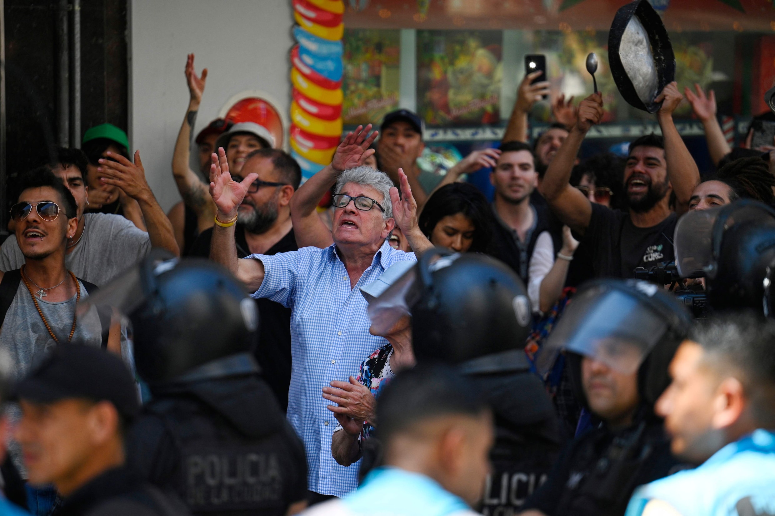 Duizenden Argentijnen protesteren tegen ingrijpende economische hervormingen nieuwe president Milei