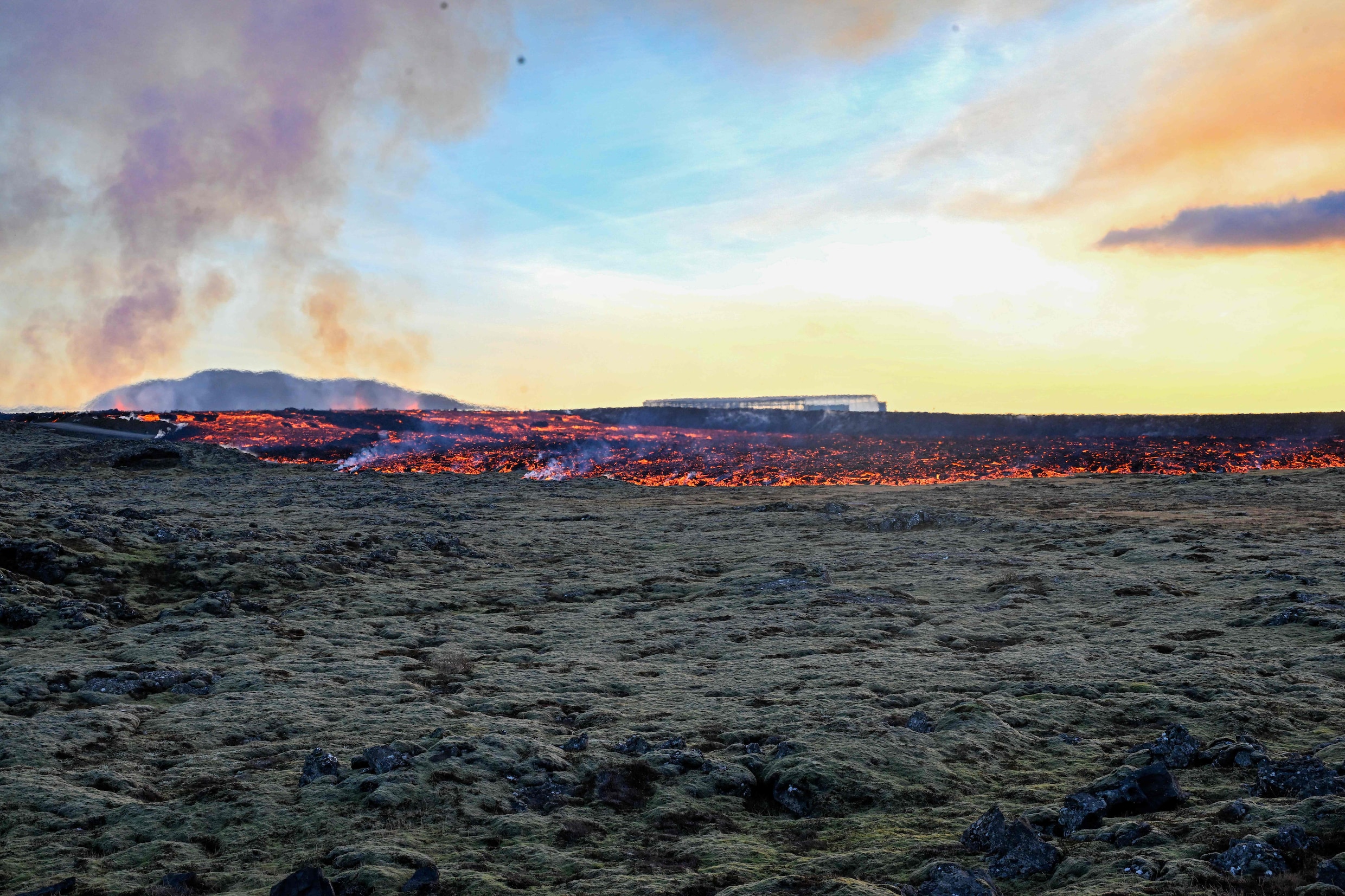 Lava bereikt eerste huizen van IJslandse dorp Grindavik na ...