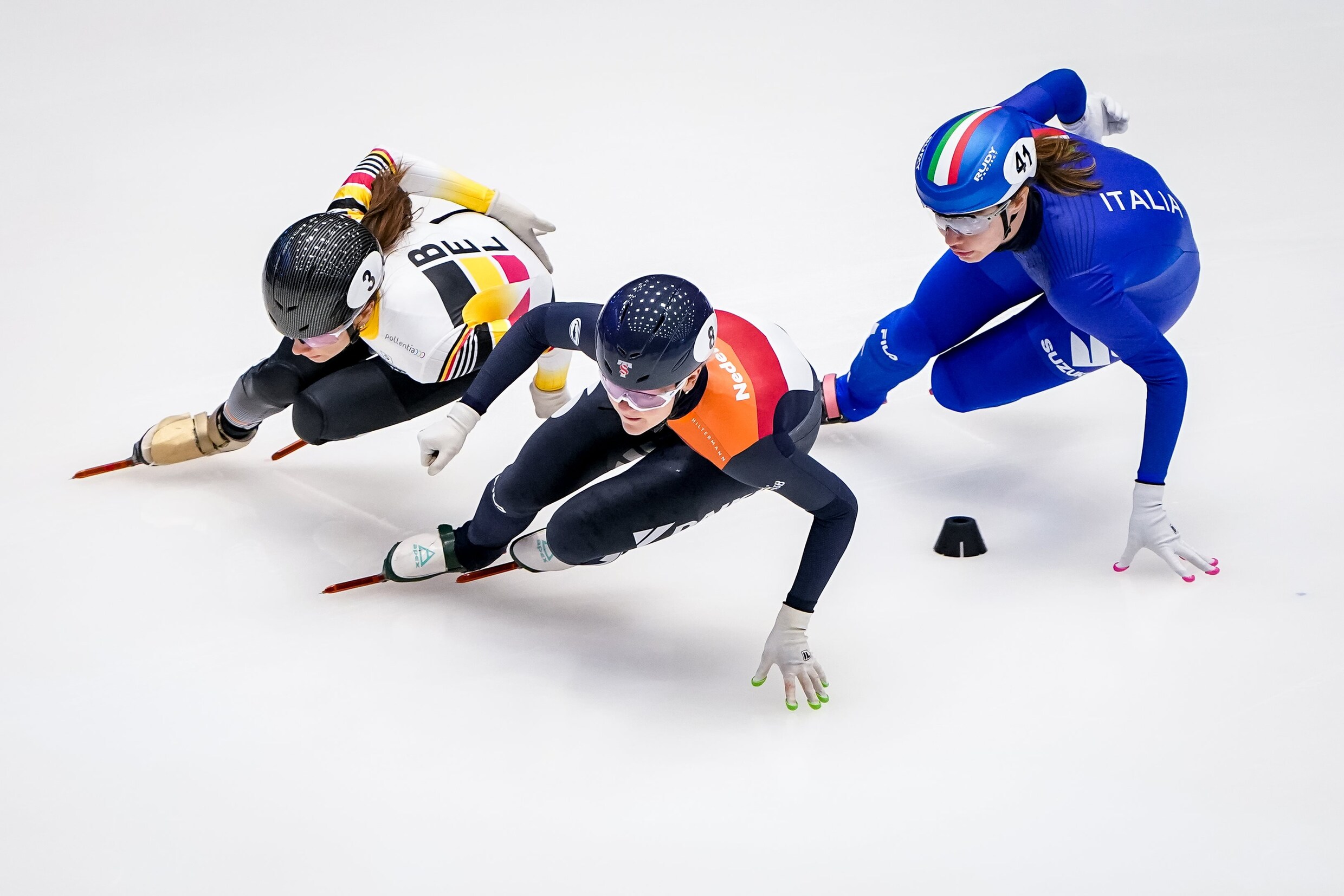 EK shorttrack Hanne Desmet verlengt haar titel op 1.000 meter, broer