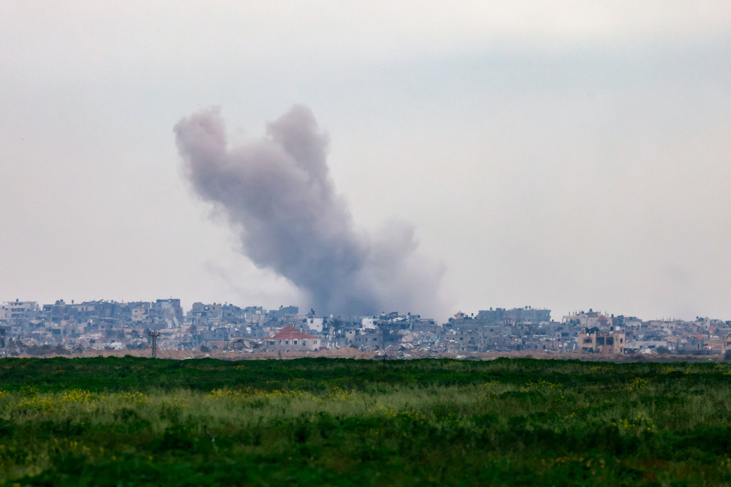 Rook boven Gaza na een Israëlisch bombardement.