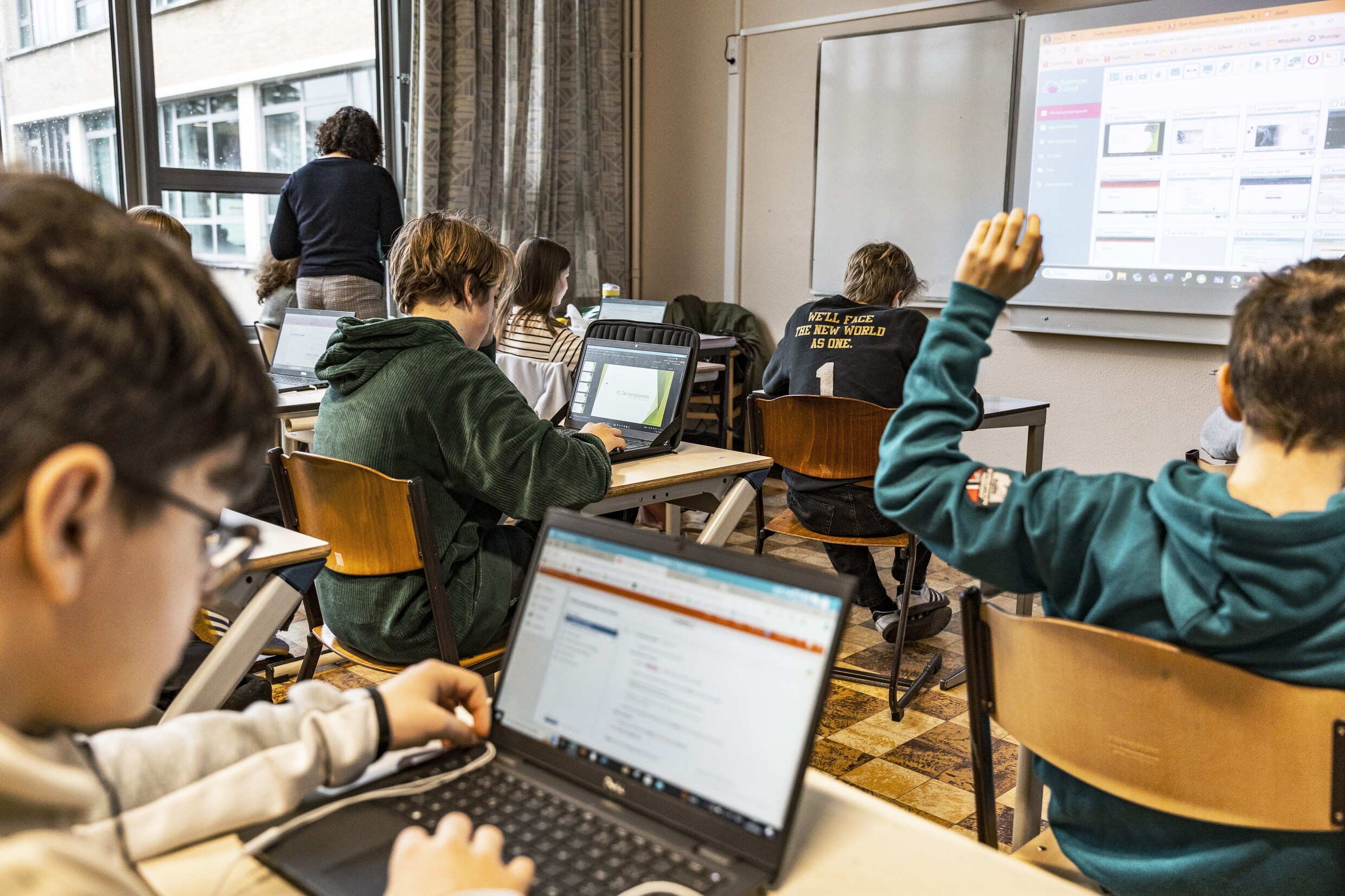 Leerlingen leggen bijna half miljoen Vlaamse toetsen af | De Morgen