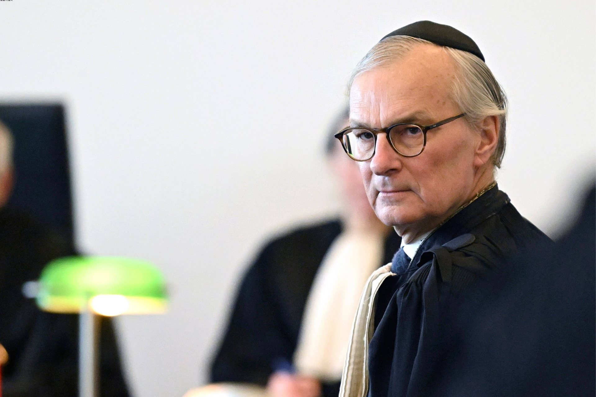 Topadvocaat beschuldigd van jarenlange domiciliefraude en ...