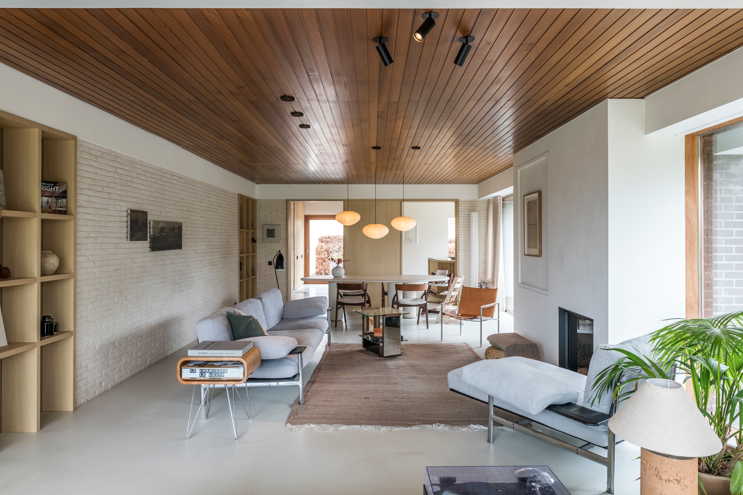 Binnenkijken in een gerenoveerde seventiesbungalow | De Morgen