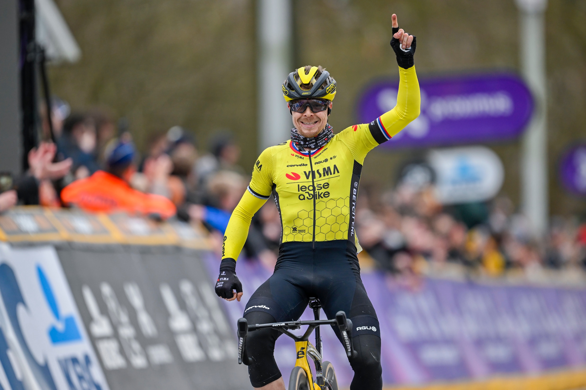 jan-tratnik-wint-een-geanimeerde-omloop-na-sprint-tegen-twee-van-aert