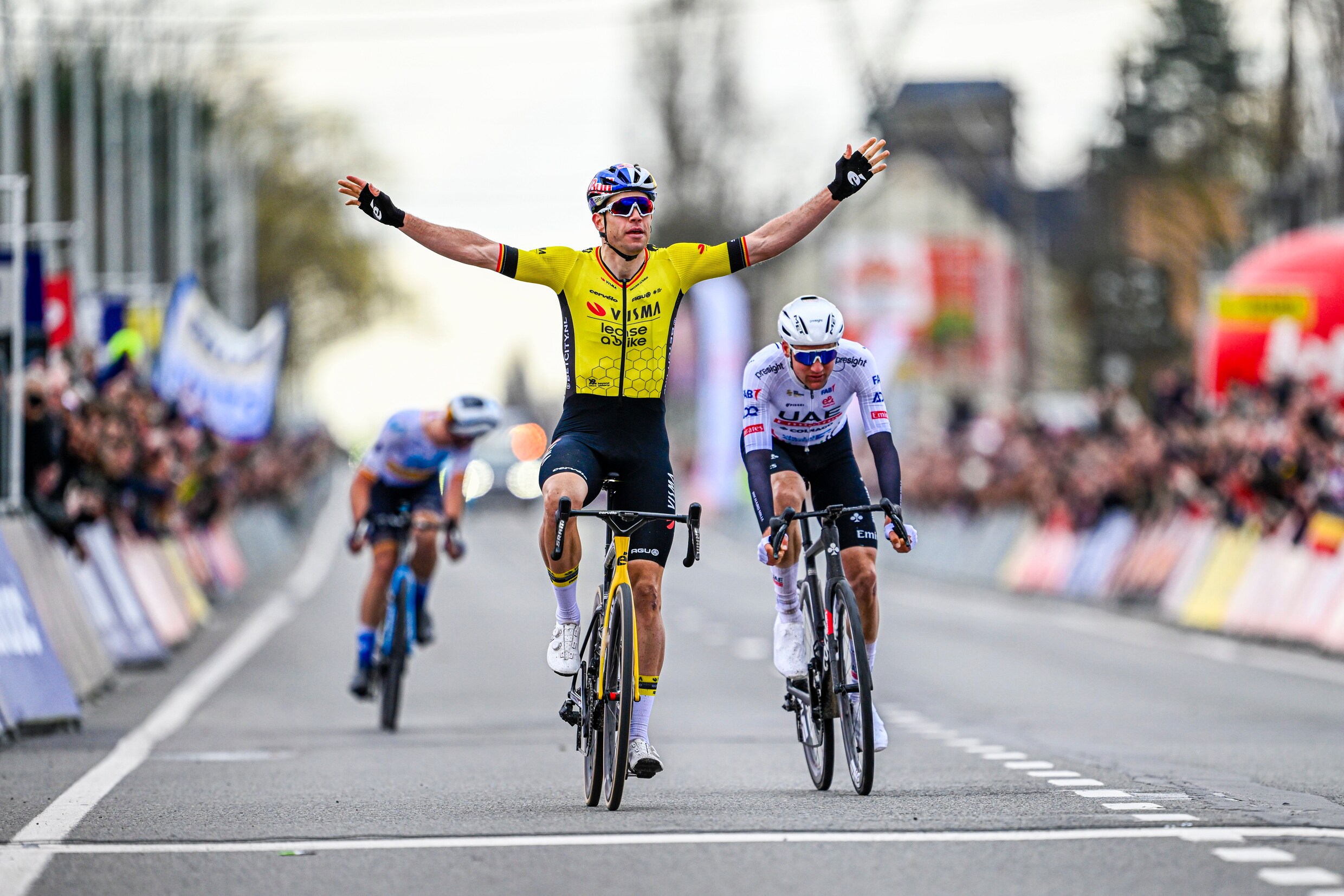 Wout van Aert se llevo la Kuurne 2024