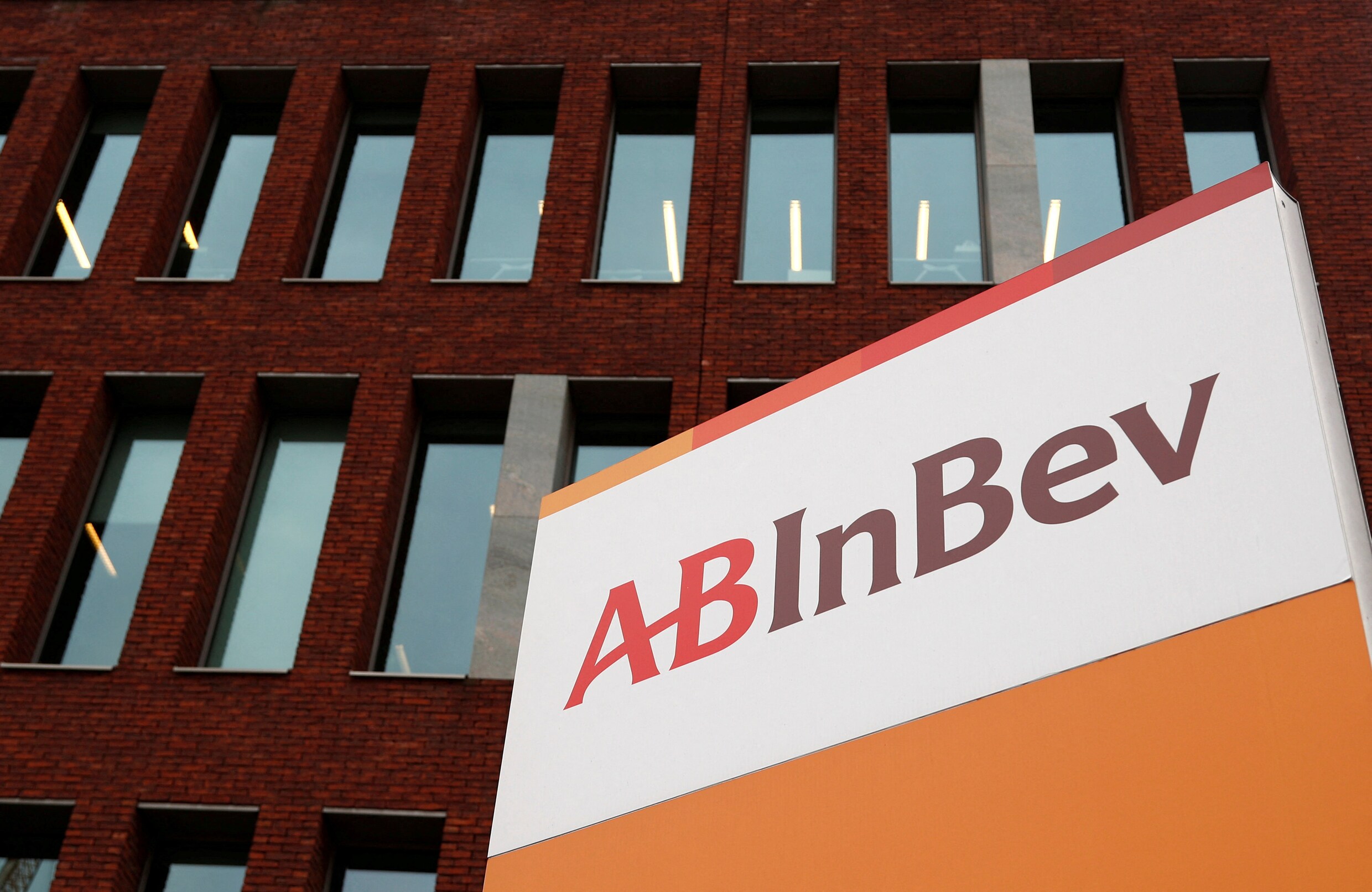 Handel in aandeel AB InBev geschorst: ‘Tabaksreus Altria verkoopt voor 2 miljard euro aandelen’