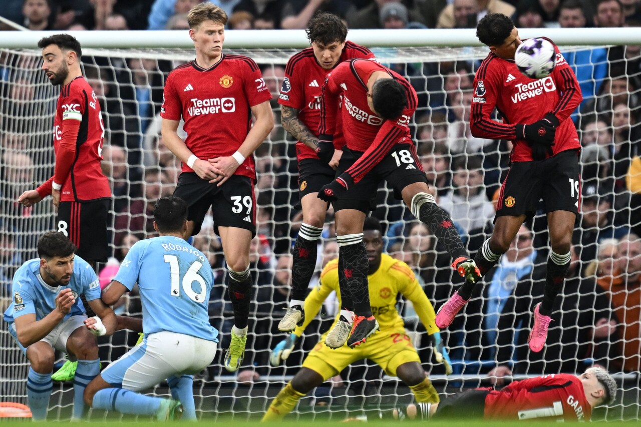 de-braziliaan-casemiro-blokt-een-vrije-trap-in-de-vorige-manchester-derby