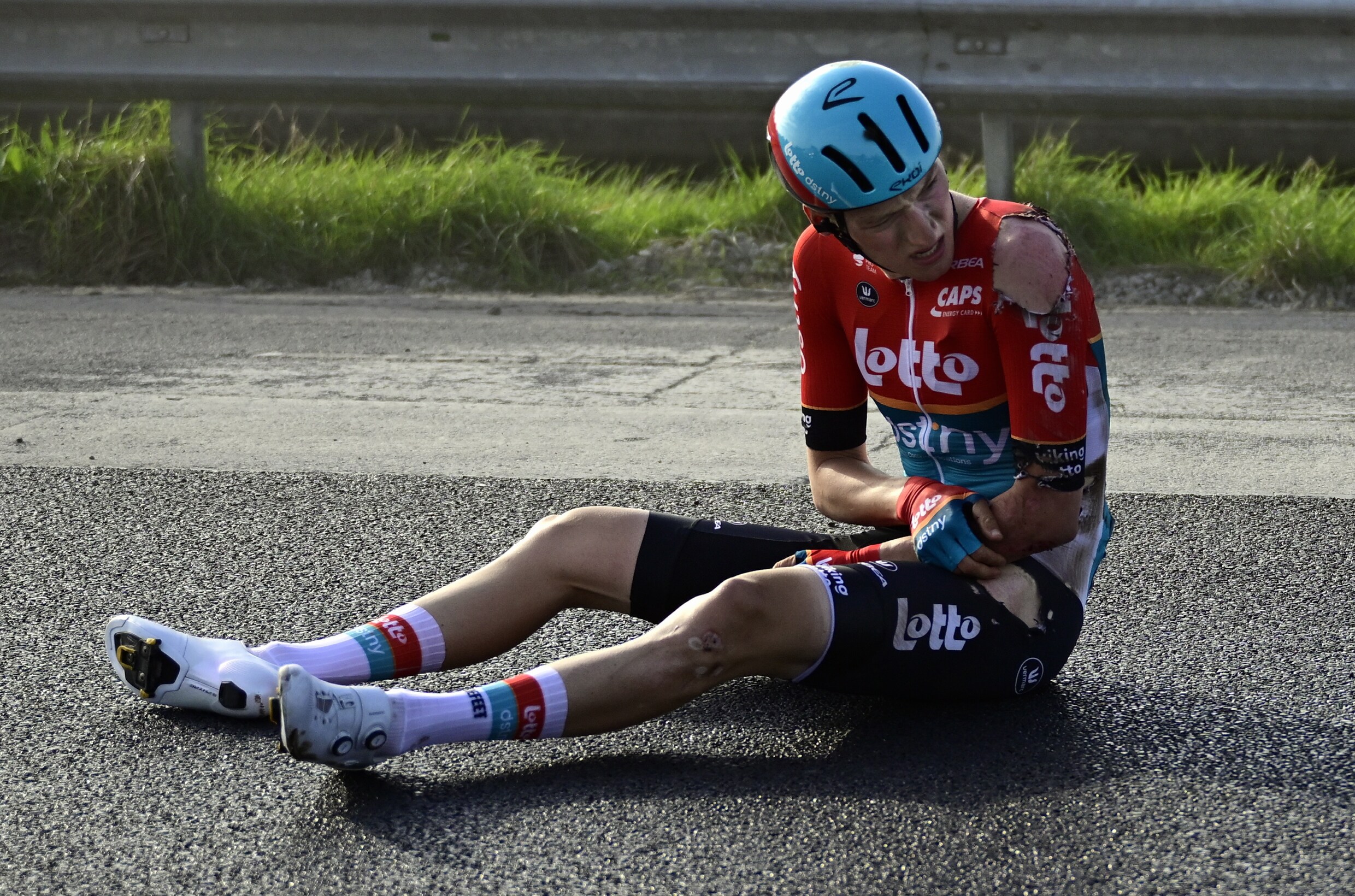 Wielerunie wil met gele kaarten en beperkt gebruik van ‘oortjes’ sport ...