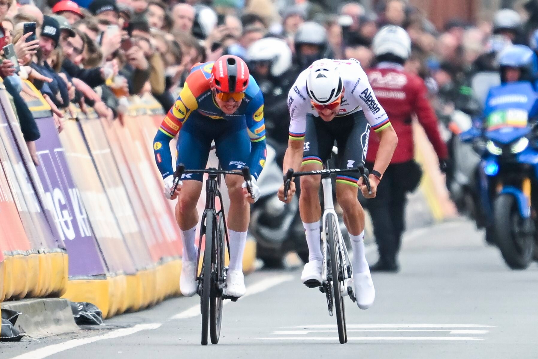 Plots wordt Mathieu van der Poel bijna gelost op de Kemmelberg: ‘Dat ...