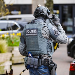 Meerdere mensen neergestoken bij bedrijf in Nederland, politie omsingelt gebouw