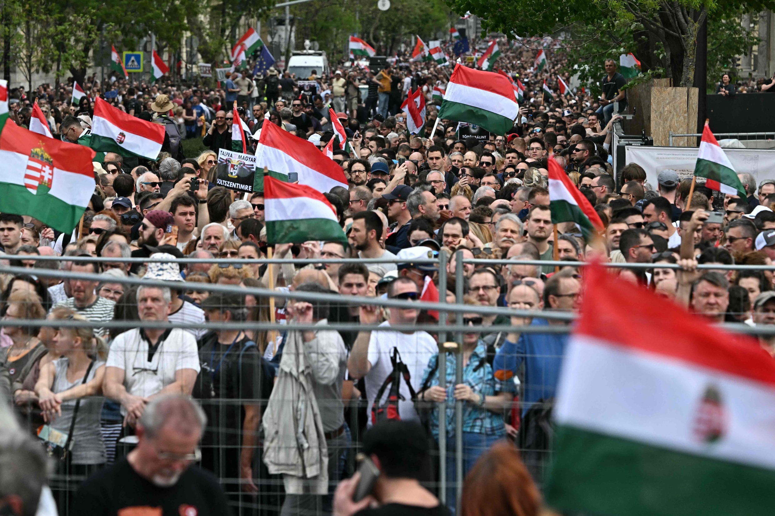 Massaal protest in Hongarije tegen regering Orbán en corruptie: ‘Wij eisen ons land en onze nationale symbolen terug’