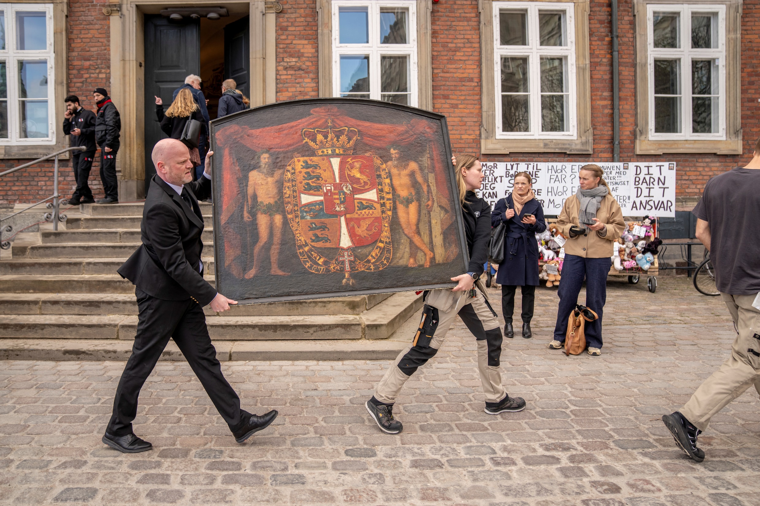 ‘400 jaar aan Deense geschiedenis in vlammen opgegaan’: wat heeft de brand in het beursgebouw van Kopenhagen verwoest?
