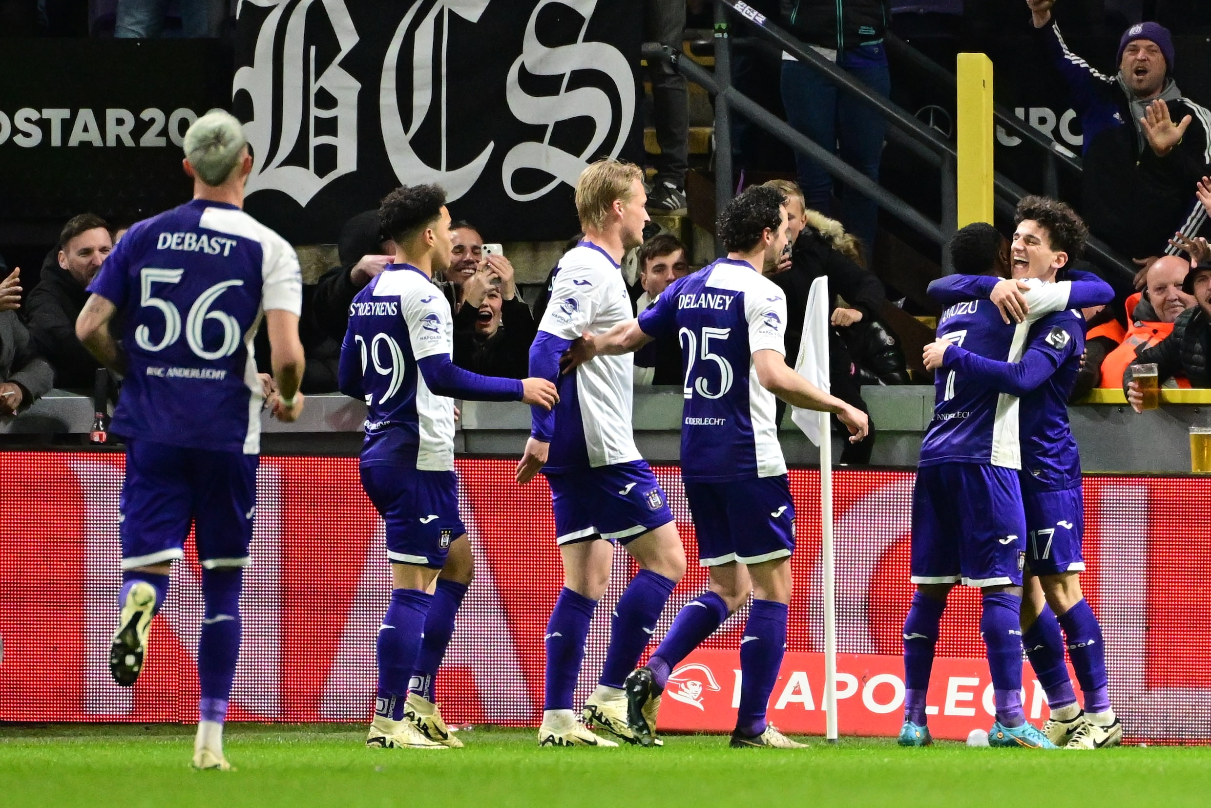 Anderlecht blijft leider na zege (3-0) tegen Cercle Brugge