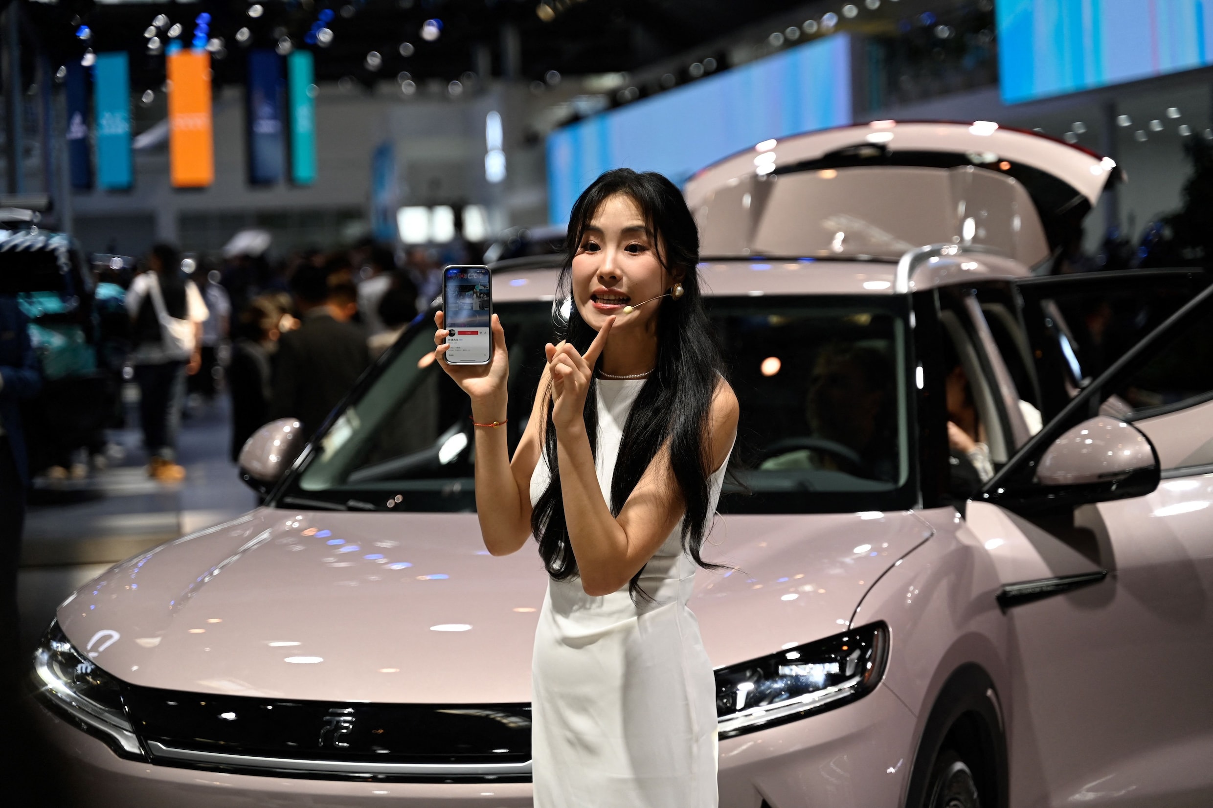 Chinese autobouwers stellen hypermoderne bolides voor: ‘Europese auto’s kunnen niet op internet, zijn jullie fabrikanten niet bezorgd?’