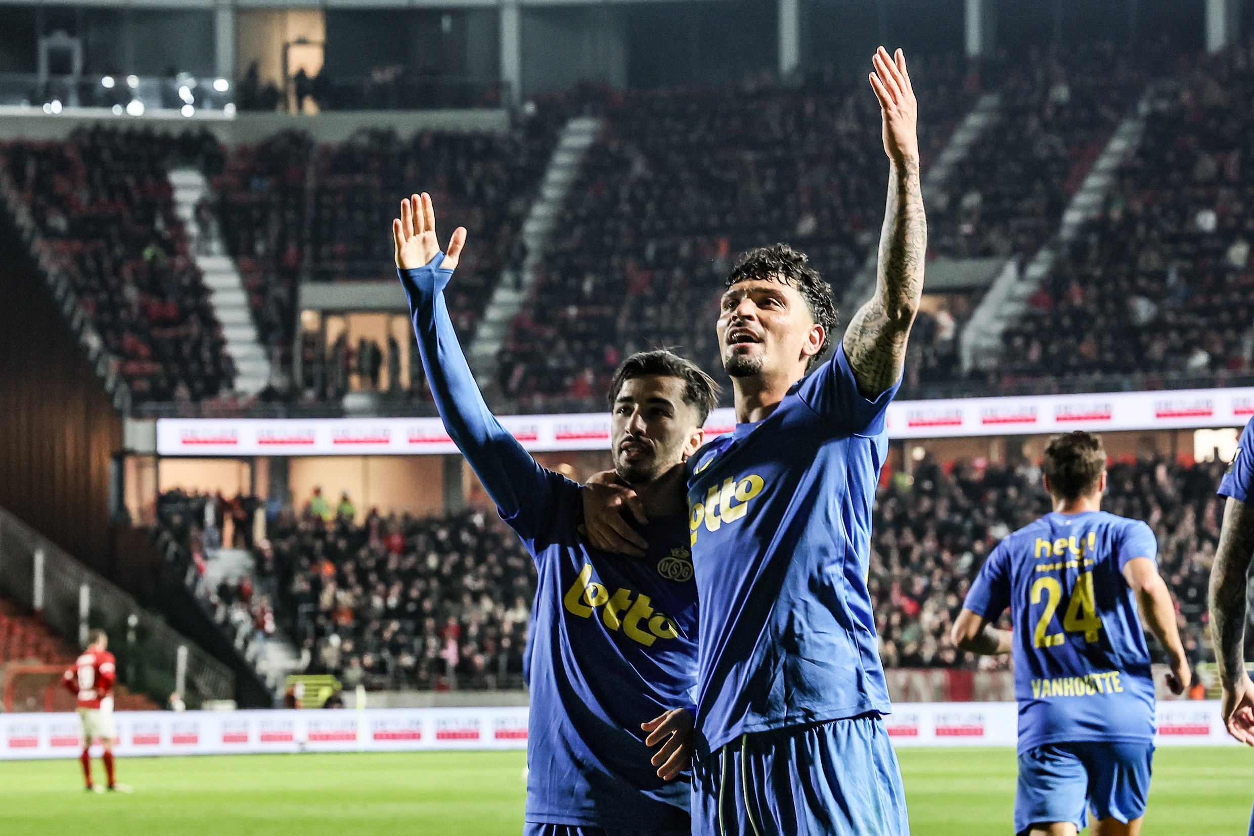 Union spoelt reeks nederlagen door met 0-3-zege tegen Antwerp en blijft in titelrace