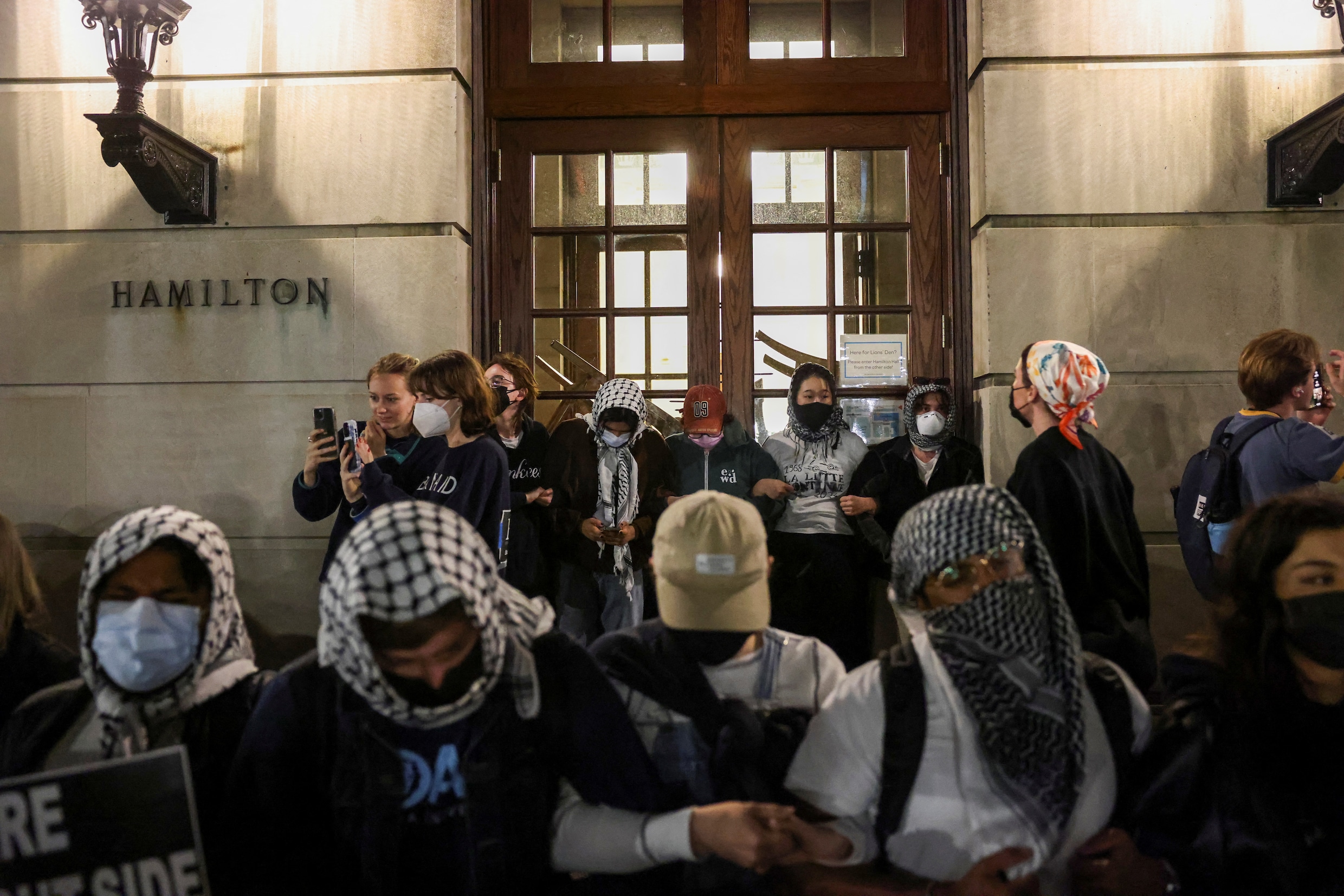 Live - Crisis Midden-Oosten. Demonstranten nemen campusgebouw van Columbia University over en blokkeren ingangen