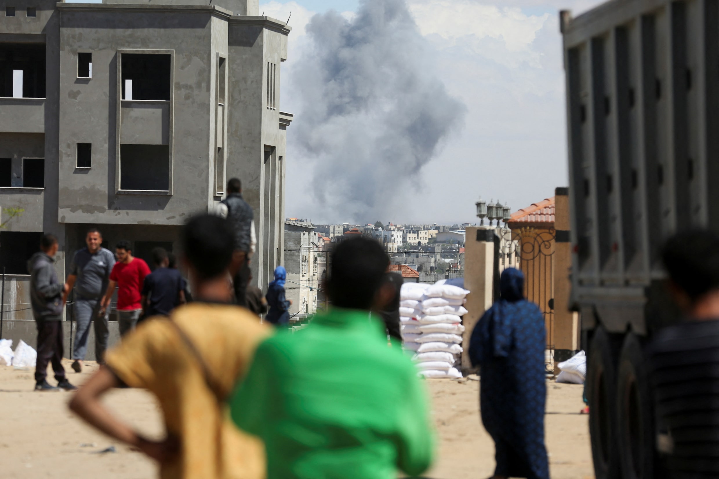 Live - Crisis Midden-Oosten. Israël voert bombardementen op twee wijken in Rafah op • Man roept op tot vertrek Netanyahu tijdens herdenking Holocaust