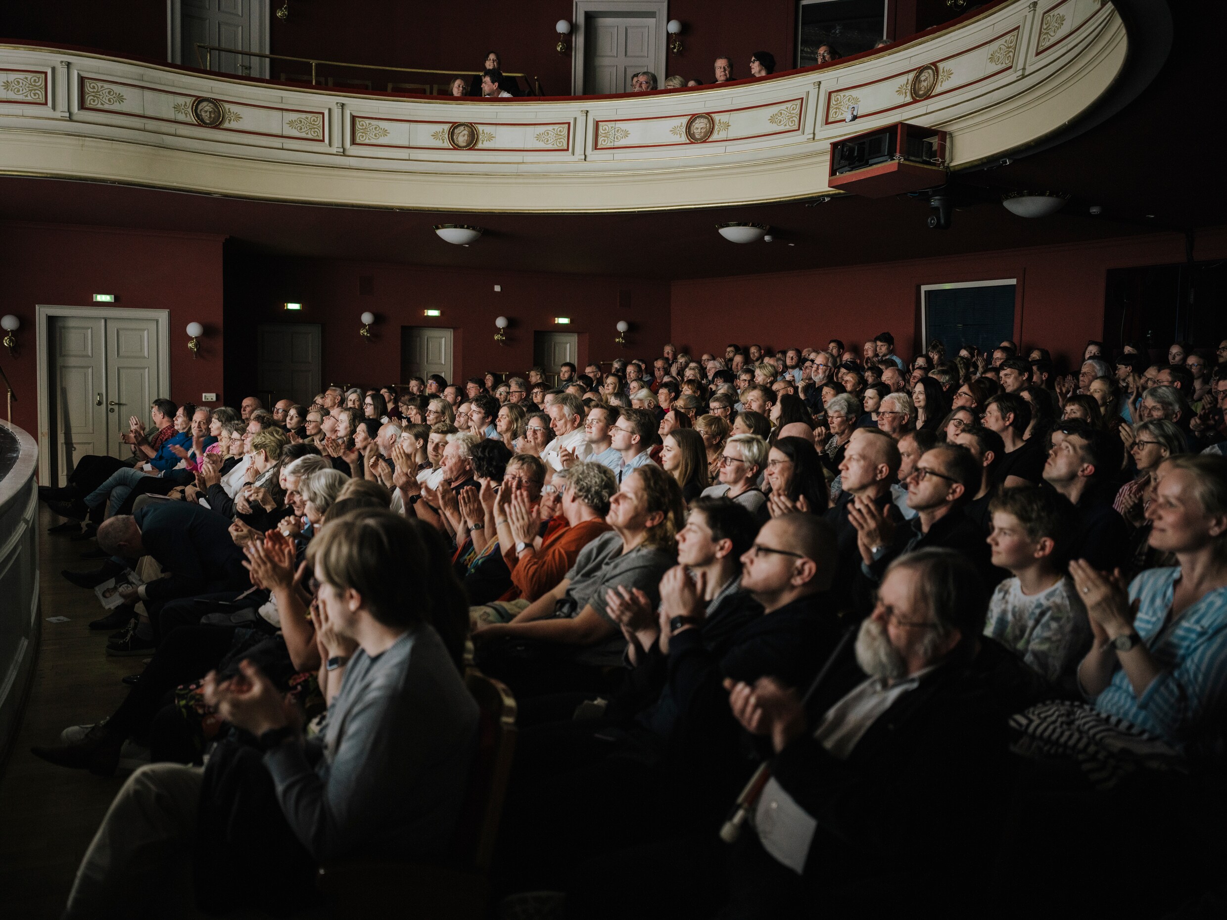‘Ik ben zo langzamerhand in de minderheid’: hoe een theaterschrijver het gesprek gaande houdt in Duitsland