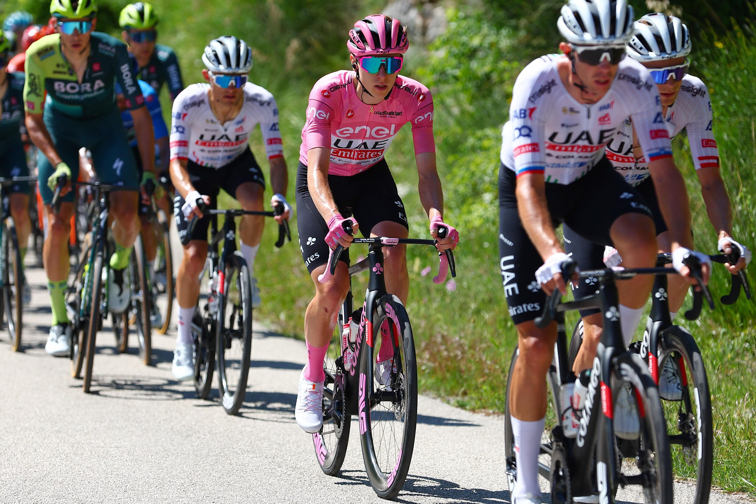 Valentin Paret-Peintre wint tiende etappe Giro, Uijtdebroeks verliest tijd op concurrenten