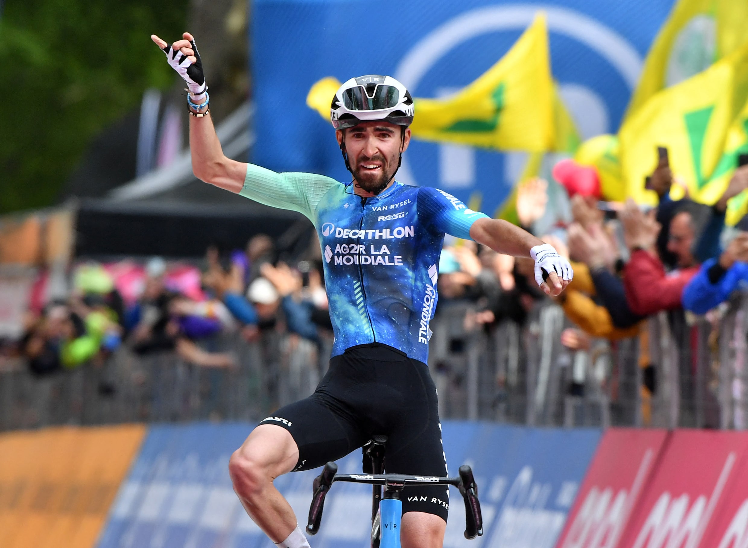 Valentin Paret-Peintre wint tiende etappe Giro, Uijtdebroeks verliest tijd op concurrenten