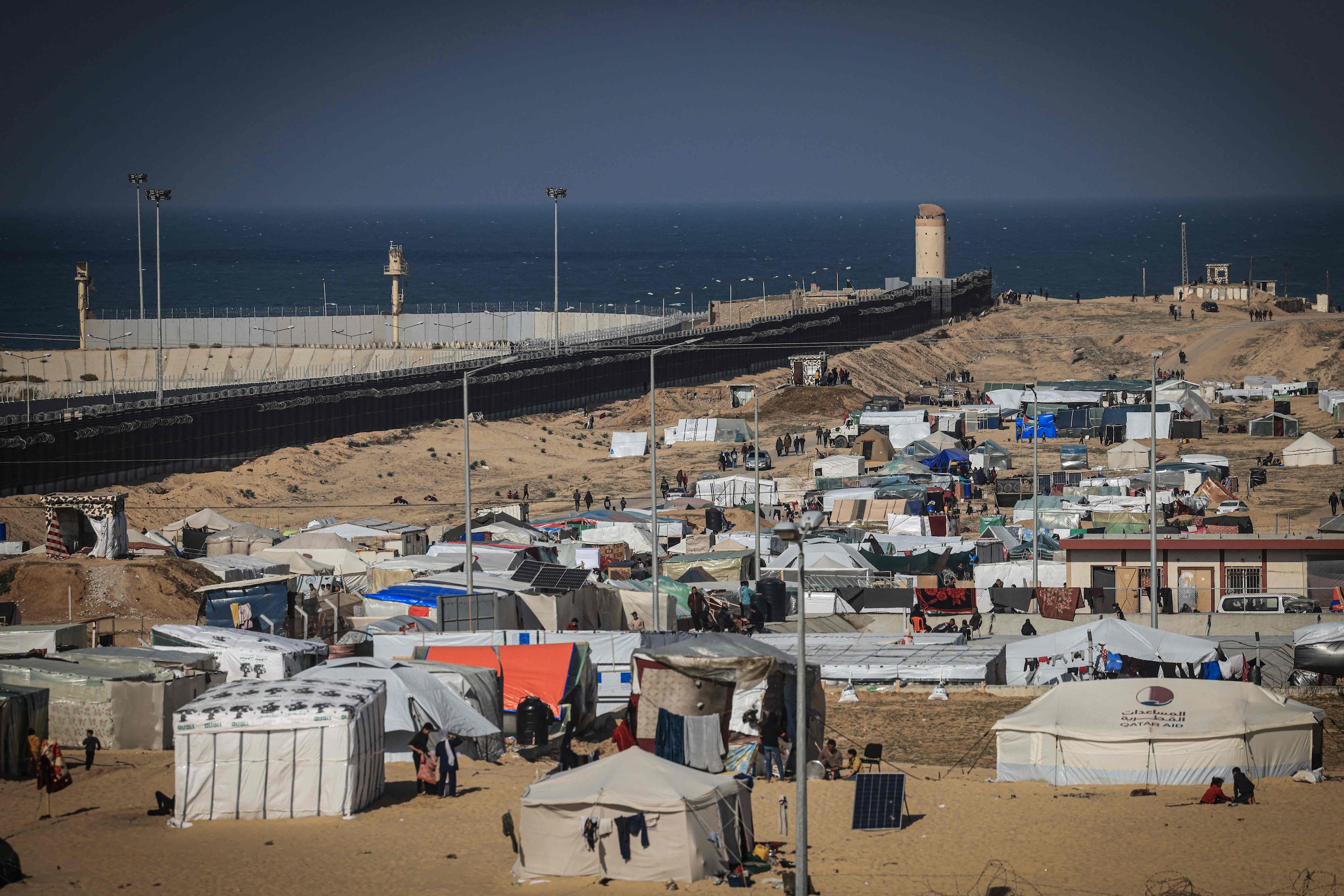Ontheemde Palestijnen verblijven in een geïmproviseerd kamp langs de grens van de Gazastrook met Egypte, ten westen van Rafah, 2024.